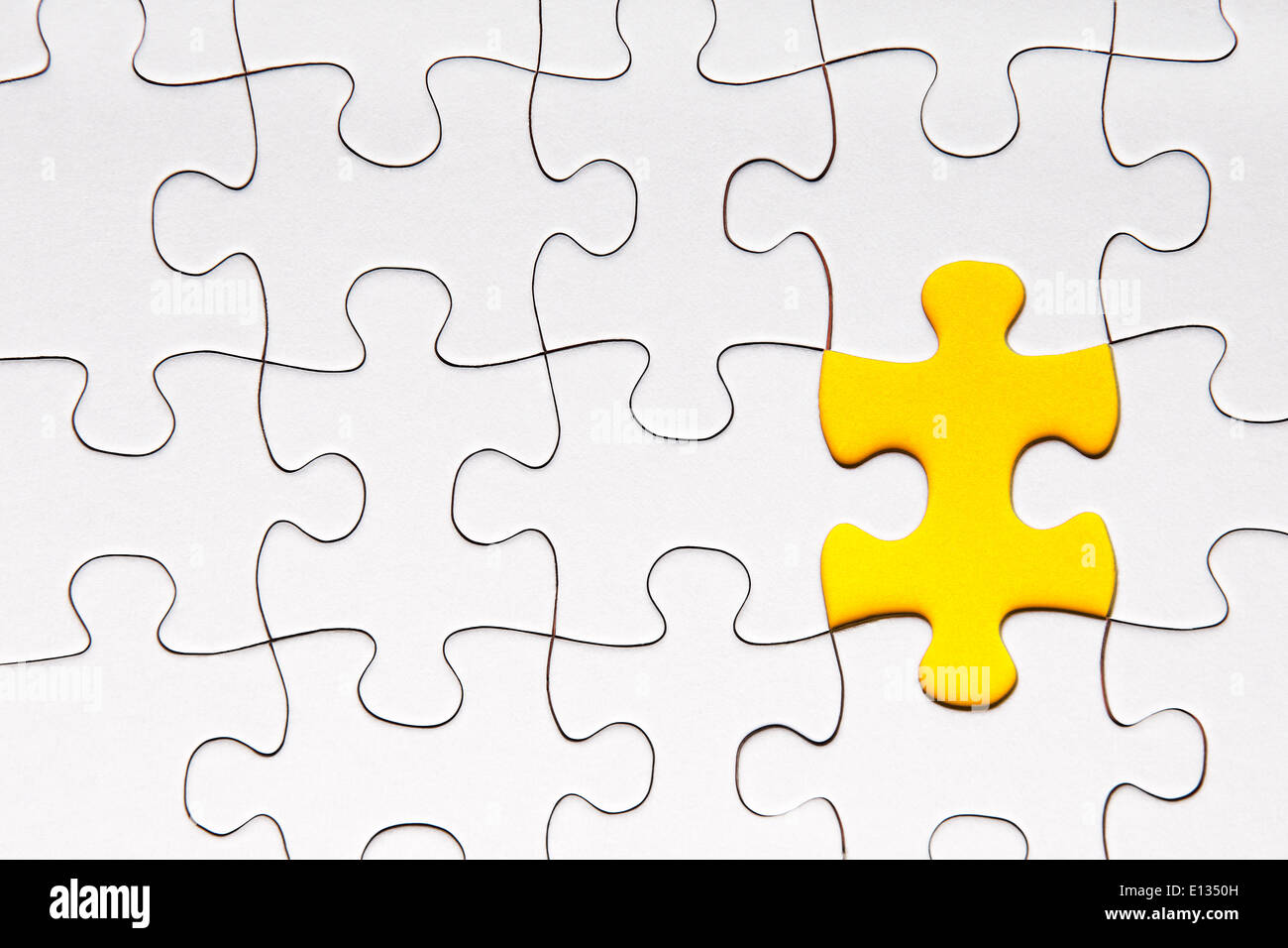 Gelbes Puzzleteil auf weißem Hintergrund Stockfoto