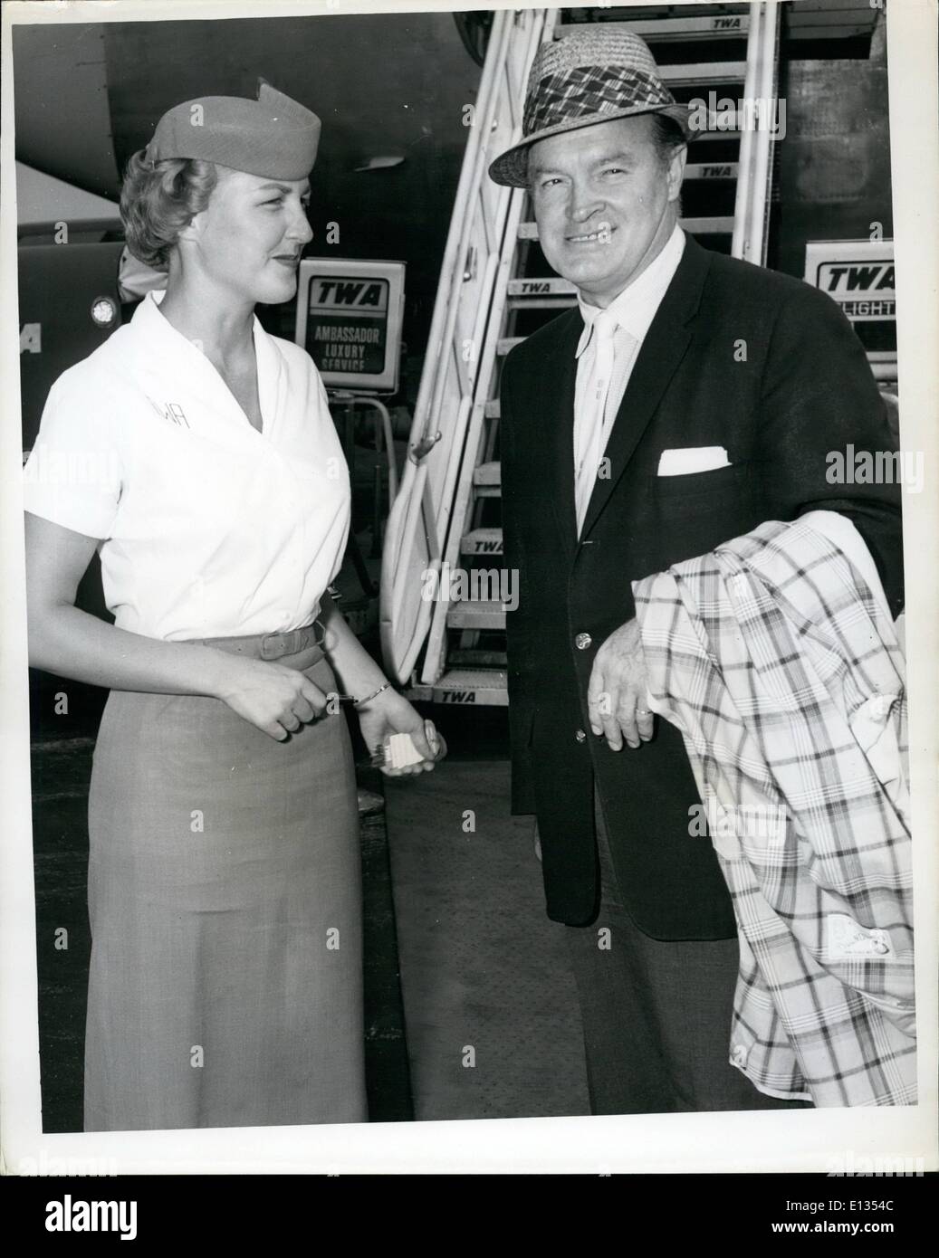 26. Februar 2012 - New York International Airport, 29. Juli - beliebte Komiker wird Bob Hope begrüßt von TWA Gastgeberin Lucille Linciewicz vor dem Einsteigen in ein TWA Düsenflugzeug nach Los Angeles, wo er einerseits sein wird, um den Geburtstag seiner Tochter zu feiern. Hoffnung ist In der Stadt gewesen, für 3 Tage nach seiner 3 Woche In Europa zu besuchen, wo er half, seinen Film veröffentlichen '' Alias Jesse James' Stockfoto