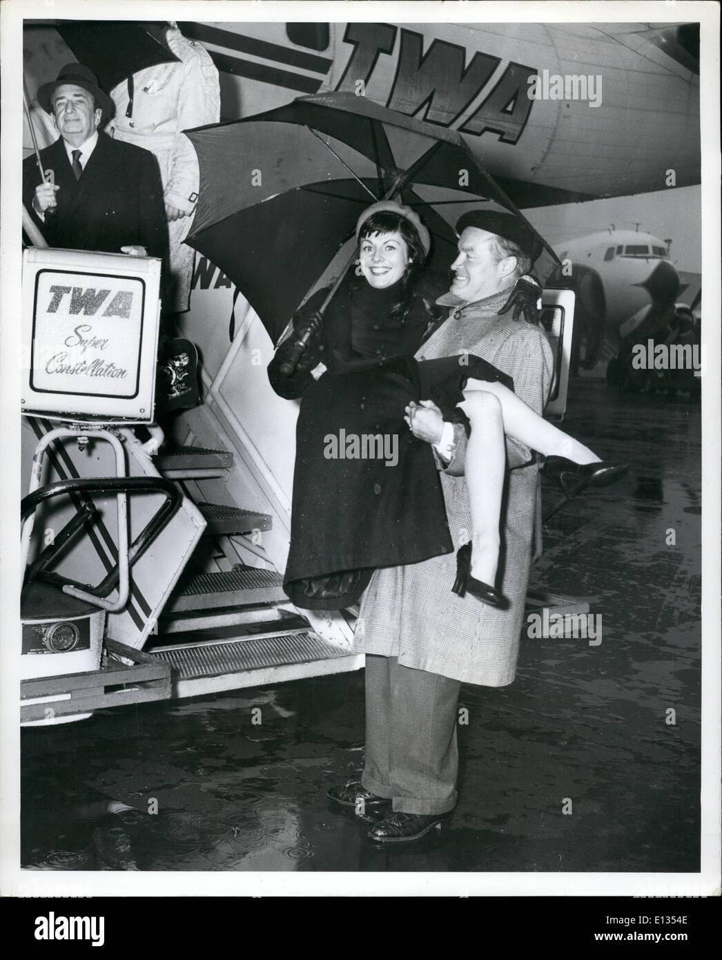 26. Februar 2012 - Idlewild Airport, N.Y., 2 April - Paris-gebundenen Bob Hoffnung bekommt A Barett aus französischen Sängerin Suzanne Bernard, bei seiner Ankunft hier heute Morgen über TWA Botschafter Flug von Lost Angeles. Hoffnung war auf Urlaub nach Paris, später zu beginnen Dreharbeiten zu '' Paris Urlaub '', früher mit dem Titel '' Trouble In Paris Stockfoto