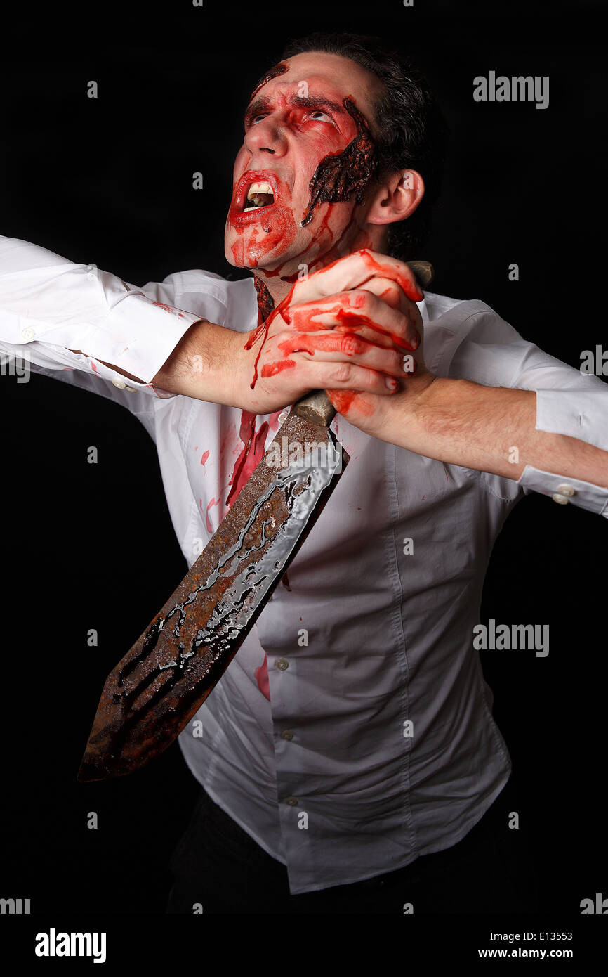 Psychopath mit blutigen Messer in ein weißes Hemd Stockfoto