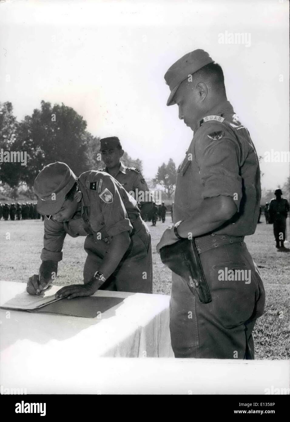 28. Februar 2012 - neue militärische Kommandant in Sumatra zu investieren. Indonesien Chief Of Staff, General Nasution Zentralsumatra zum ersten Mal besuchen, da vor dem Bürgerkrieg, Uhren als den neuen militärischen Kommandanten Oberstleutnant Pranoto sich als neuer Kommandant des Bereichs anmeldet. Stockfoto