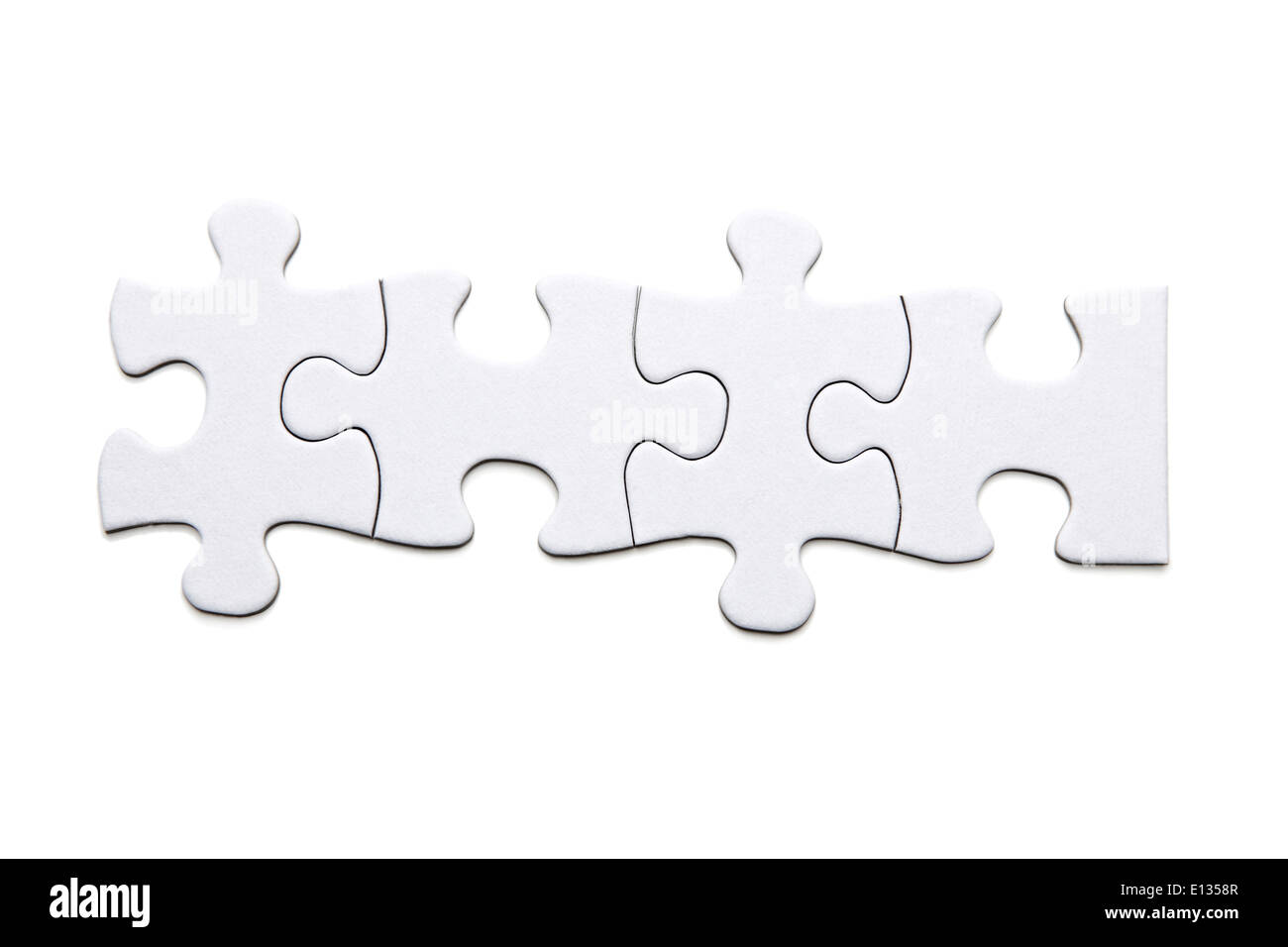 Weiße Puzzleteile auf weißem Hintergrund Stockfoto