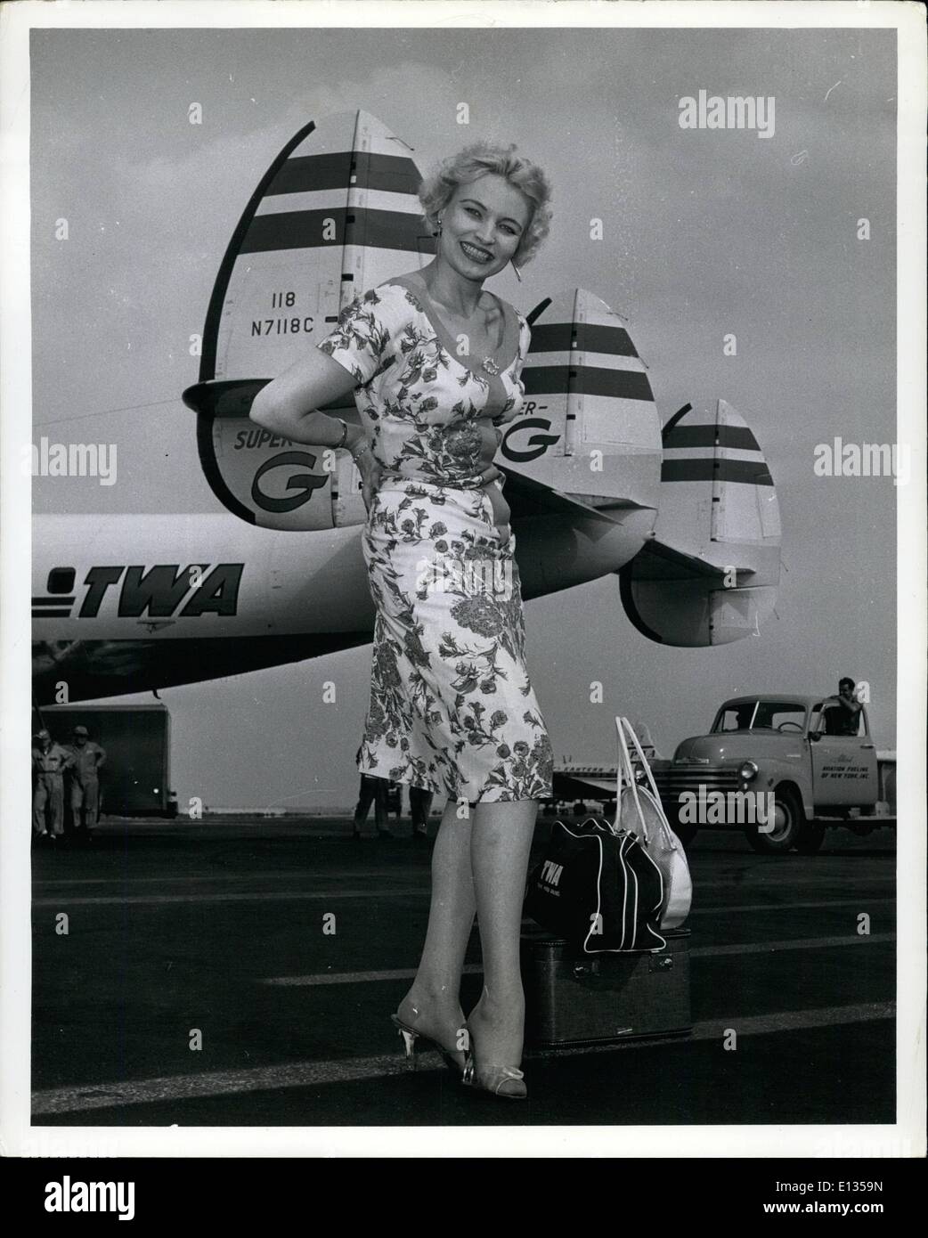 26. Februar 2012 - Idlewild Airport, NY. TV-Schauspielerin und Modell Margie Richardson verließ heute für Hollywood auf einem Trans World Airlines Super-G bereit für eine schwere drei Woche Arbeitszeit an der Küste. Stockfoto