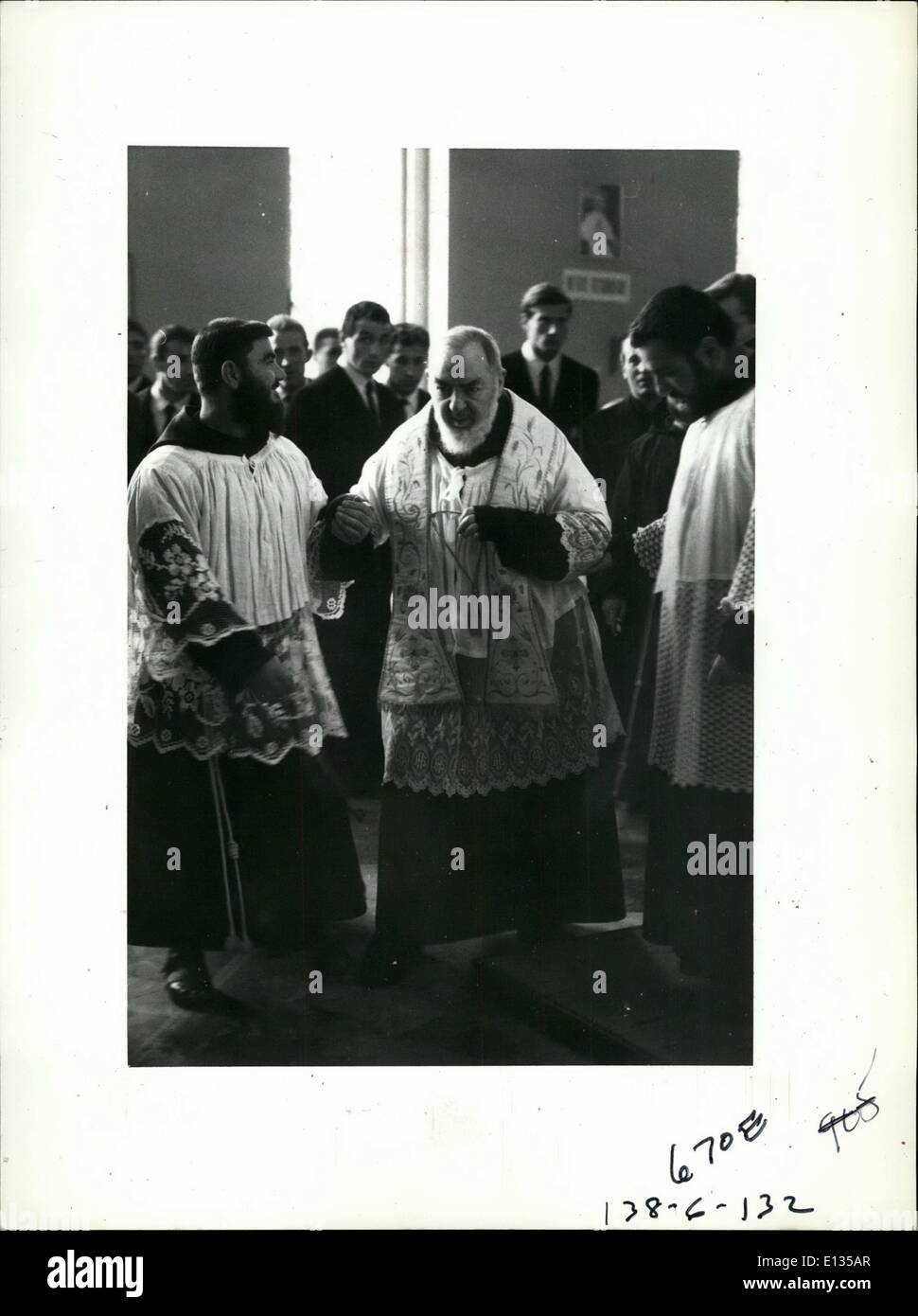 26. Februar 2012 - San Giovanni Rotomno - Padre Pio da Pictralcina der berühmte Mönch '' Stigmata'' in einigen Bildern eingegangen Aufnahme aus San Giovanni Botondo des Landes in Süditalien wo er lebt und wo er ein religiöses Zentrum bekannt auf der ganzen Welt geschaffen hat. Ist f in diesen Tagen die Nachricht, dass '' White Book'' geschrieben von seinen Anhängern auf dem ONU Urteil vorgelegt wird. Padre Pio erhielt gestern den Besuch der italienischen Meisterschaft - Fuß-Ball-Team von Inter. Stockfoto