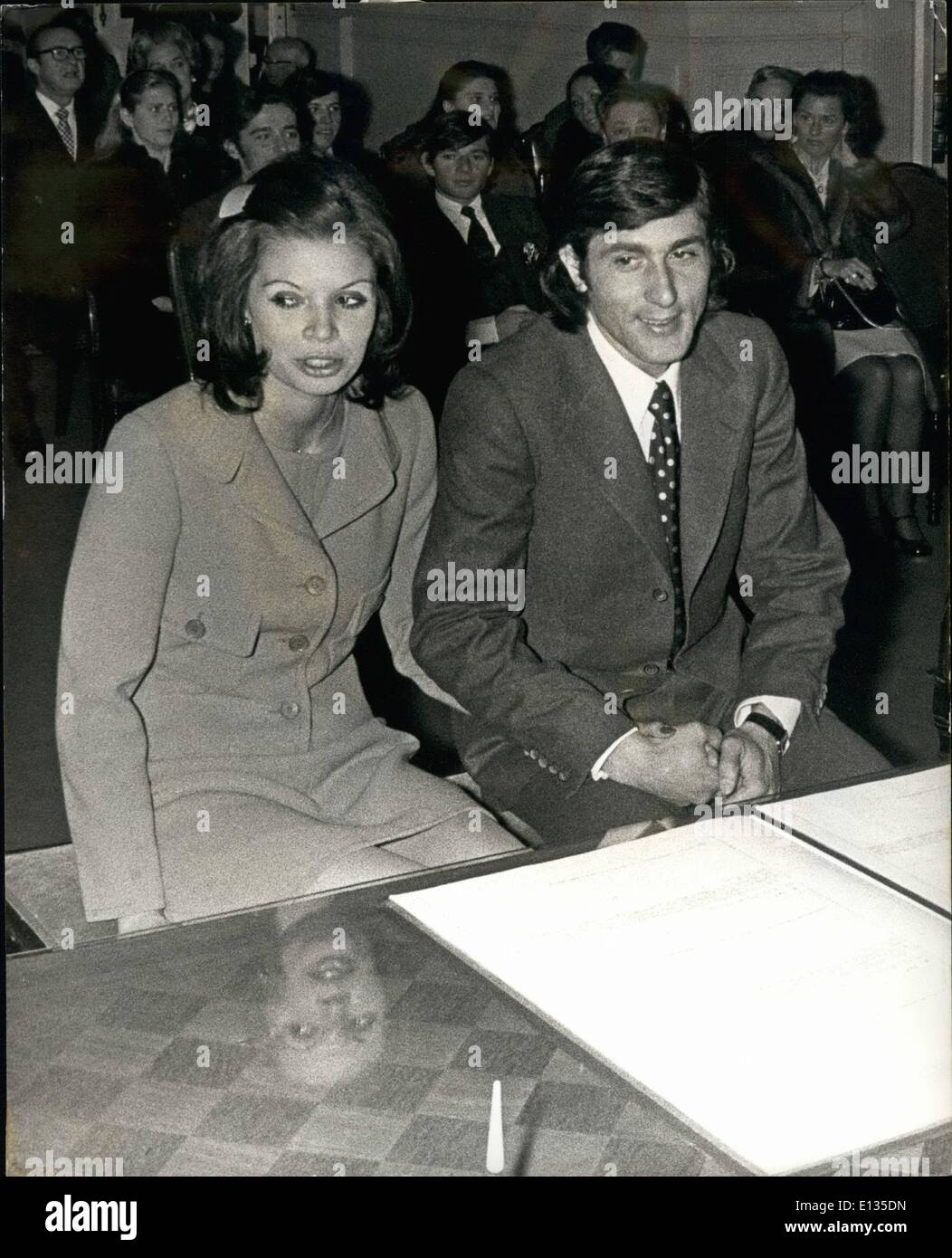 28. Februar 2012 - Dezember. 1972 Tennis Sterne Illy Nastase heiratet eine französische Erbin in Brüssel. Im Brüsseler Stadtteil Uccle Illy Nastase, der berühmten Tennis-Star war an eine standesamtliche Trauung auf französische Erbin, Dominique Grazia, 22 verheiratet. Noch in diesem Monat wird an die Familie der Braut nach Hause außerhalb von Paris eine religiöse Zeremonie sein. Foto zeigt: Illy Nastase und seine Braut Dominique Grazia während die standesamtliche Trauung in Brüssel. Stockfoto