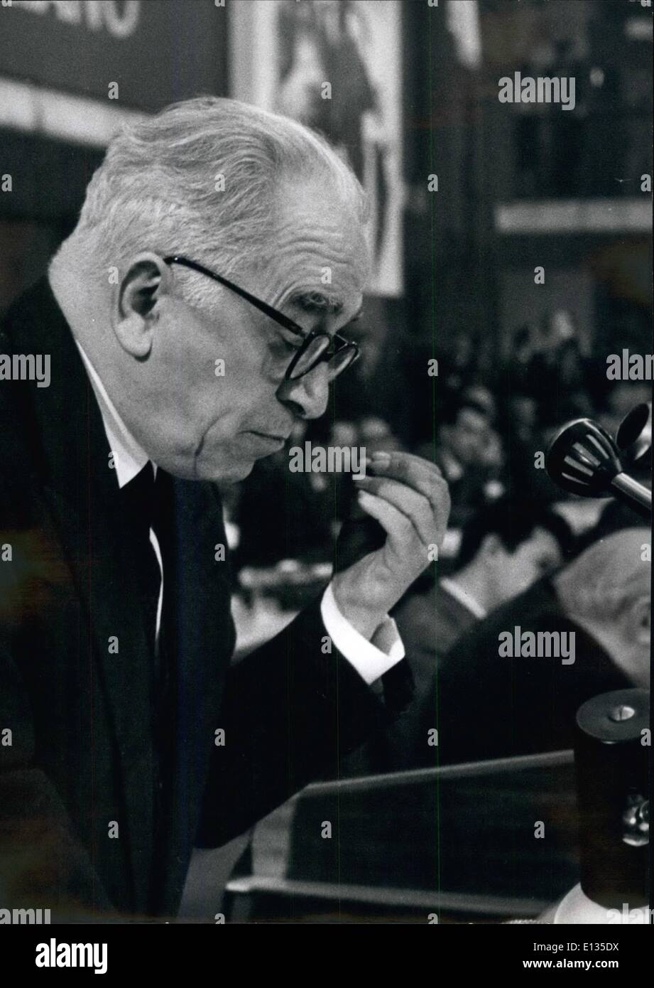 28. Februar 2012 - Rom, 25.01.66. 11. Parteitag der kommunistischen Partei eröffnete heute Morgen in der Congress Hall in Rom. Große Bilder von verstorbenen kommunistischen Führer Palmiro Togliatti war prominent in der Halle. OPS: PCI-Sekretär Luigi Longo, abgebildet mit seiner Rede vor der Sitzung. Stockfoto