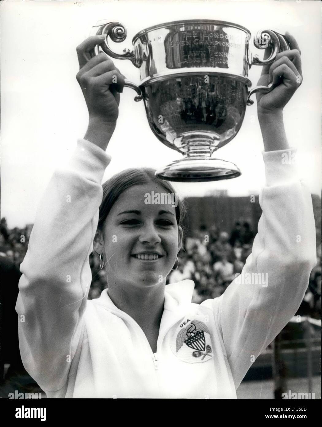 28. Februar 2012 - CHRIS EVERT (USA) gewinnt der Frauen SINGLES Titel IN THE ROTHMANS LONDON GRASS COURT CHAMPIONSHIPS CHRIS EVERT (USA), der Amerikaner fragen sich Tennis-Star gewann das Damen-Einzel-Finale wenn sie MISS K. KRANTZCKE von Australien in die Rothmans London Grass Court Championships in Queens Club, Kensington, heute Foto zeigt schlagen:-MISS CHRIS EVERT abgebildet mit ihrer Trophäe nach sie hatte gewann das Dameneinzel heute Titel , Stockfoto