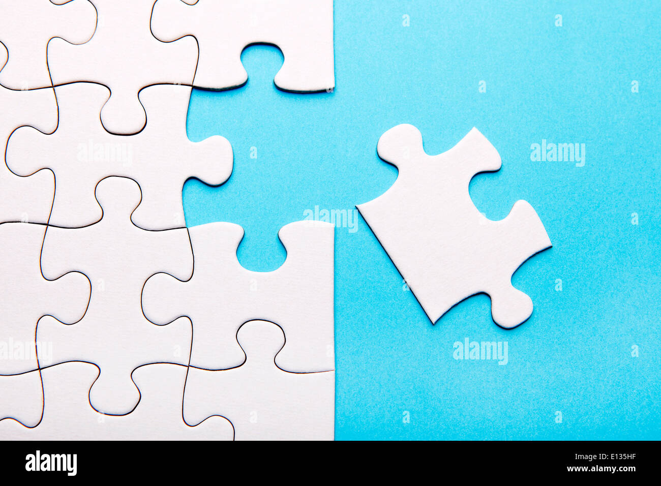 Weiße Puzzleteil fehlt auf blauem Hintergrund Stockfoto