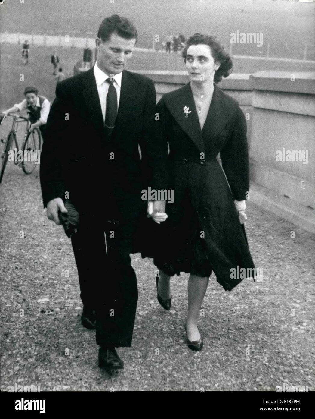 28. Februar 2012 - die Braut, die verursacht A Strike von 1.500 Männer: 20 ein Jahr alte Eileen Stevenson und ihr Mann 25 Jahre alten Tom während der Eek-End in London zu sehen. Tom uns Schweißer in der Rootes-Gruppe-Fabrik in Acton - und wenn er wieder an die Arbeit nach ihren Flitterwochen - er gebeten, am Tagesarbeit - statt Nächte - gesetzt werden, weil seine Frau es, bevorzugt. Seine Bitte wurde erfüllt - aber 1.500 Männer im Werk streikten - weil die Männer, mit denen er arbeiten würde - behaupteten, dass sie Geld - verlieren würden, wegen der zusätzlichen Person, den Bonus bei der Arbeit zu teilen. Stockfoto