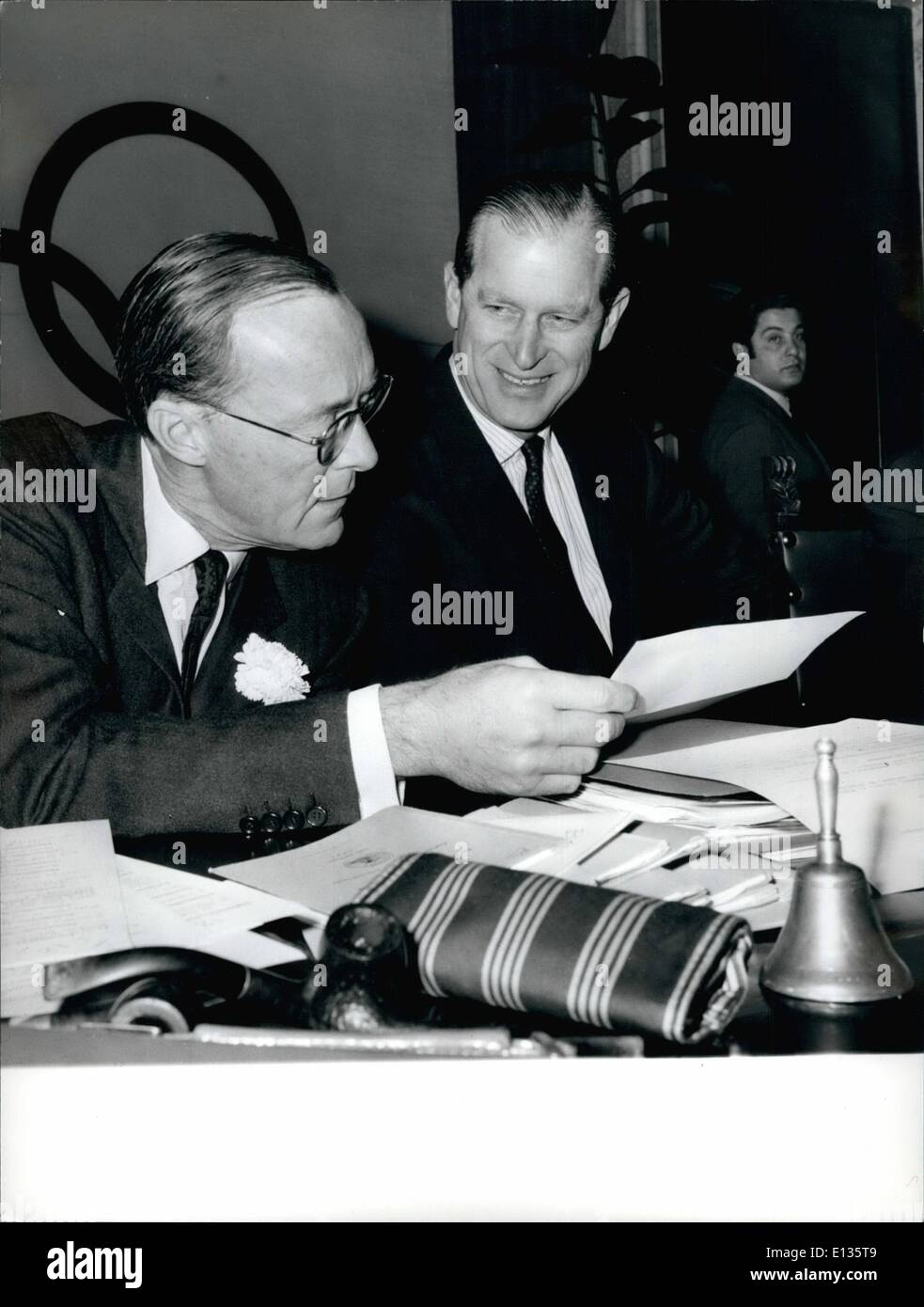 28. Februar 2012 - Rom, 14.12.66. Das Treffen der Internationalen Reiterlichen Vereinigung eröffnete heute im Foro Italico in Rom. Die Werke wurden von Prinz Philip eröffnet. OPS: Prinz Philip und Prinz Bernard vor Beginn der Sitzung sprechen. Stockfoto