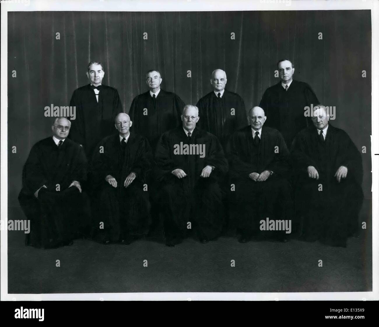 28. Februar 2012 - die amerikanische Ethnie: Seine Geschichte; 27, August Tribunal, der US Supreme Court, im Mai 1954 die historische Entscheidung, dass getrennte Schulen für schwarze und weiße Rassen von Natur aus ungleich waren. Neben den vier Bundesstaaten und dem District of Columbia, deren Fälle vor dem Hohen Gericht verhandelt wurden, waren dreizehn weitere Bundesstaaten von dem Urteil betroffen. Leichenschauminfo; vordere Reihe, von links nach rechts sitzend; Associate Justice Felix Frankfurter und Hugo L. Black, Chief Justice Earl Warren, Associate Justice Stanley F. Reed und William O Douglas Stockfoto