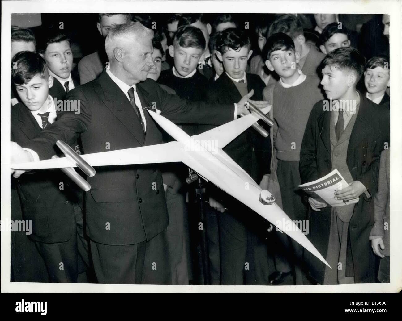 28. Februar 2012 - erklärt Dr. Banes Wallis seine revolutionäre Bomber - The Folding Wing '' Schwalbe '' - für Kinder: Heute Nachmittag ist Weihnachten Vortrag für Schulen - an der Institution of Civil Engineers trug den Titel '' High Speed Kommunikation Link Commonwealth'' - von Dr. Barnes Wallis - der 70 Jahre alte Erfinder der Beihilfe eines Modells er seine revolutionären Bomber '' The schlucken erklärte '' dessen Flügel sind lang und spitz zulaufend und die Canmove sind gerade für Take-off und Landung, sondern fegte wieder wie ein Pfeil-Flug bis die und eine halbe Zeit kann die Geschwindigkeit der Maschine tragen ein Stockfoto