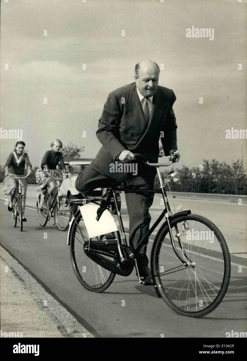 28. Februar 2012 - Val Peterson auf Fahrrad - der neu ernannte amerikanische Botschafter in Dänemark, Val Peterson ehemaliger Gouverneur von Nebraska, heute von Cadillac in einem bescheidenen Fahrrad geändert und hält so ein Versprechen, das er am Tag seiner Ankunft, dass eines der ersten Dinge gemacht er war gonna do, war eine Fahrrad kaufen, da er gehört hatte, gab es eine Marke namens '' Hamlet''. Als ein großer Bewunderer von Shakespeares Hamlet, schiebt er nun die Pedale von der amerikanischen Botschaft zu Rydhave, das stattliche Herrenhaus nördlich von Kopenhagen, wo er lebt Stockfoto