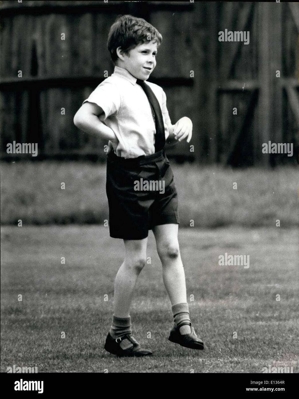 28. Februar 2012 - langweilt völlig ahnungslos von den Fotografen fangen ihn 7 Jahre alte Viscount Linley während ein Cricket-Spiel mit einigen seiner Klassenkameraden. Sohn von Prinzessin Margaret und Graf von Schweden. Stockfoto