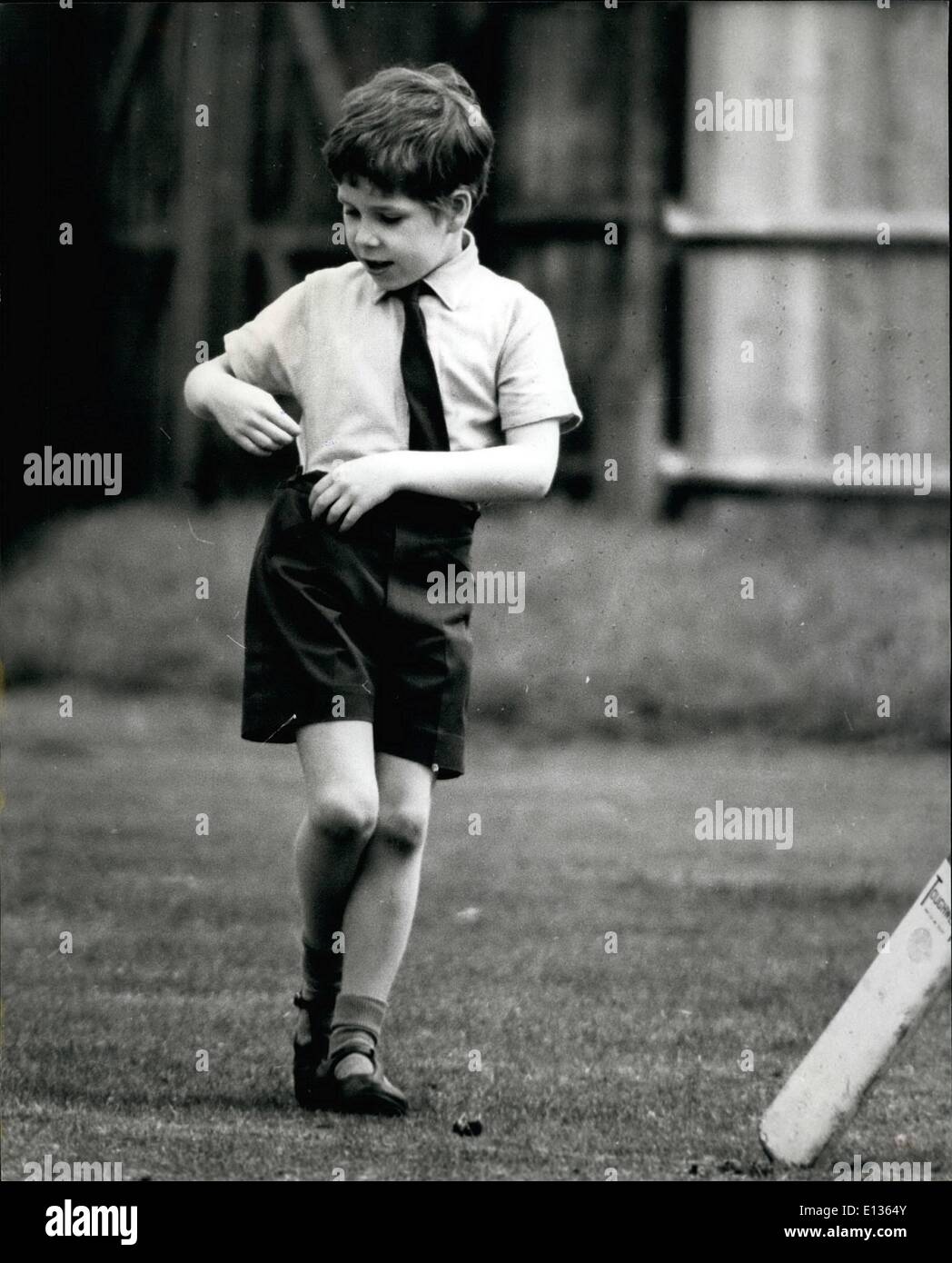 28. Februar 2012 - langweilt völlig ahnungslos von den Fotografen fangen ihn 7 Jahre alte Viscount Linley während ein Cricket-Spiel mit einigen seiner Klassenkameraden. Sohn von Prinzessin Margaret und Graf von Schweden. Stockfoto