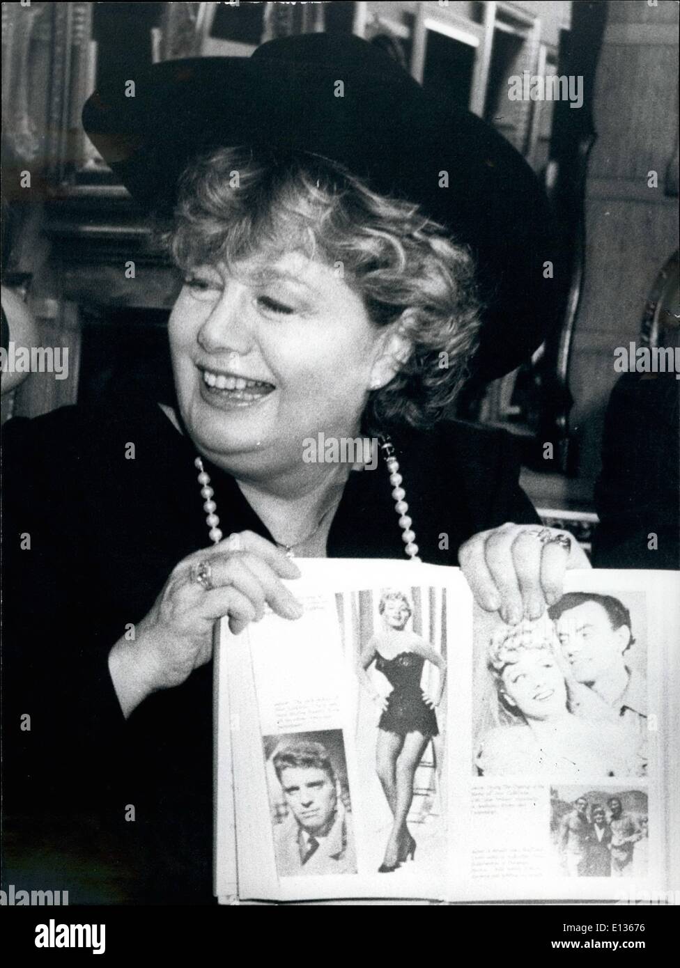 28. Februar 2012 - SHELLEY WINTERS, Vergangenheit und Gegenwart Hollywood-Filmstar Shelley Winters vor ihre Memoiren unter dem Titel kurzem hat '' Shelley, Ende Illustrationen im Buch machen A. Interecting Vergleich BoWteen Shelley auf oho erschien in vergangener Tage und wie sie heute ist. Hefe hält sie das Buch geöffnet auf eine Seite, die ihr affektiert mit schwarzer Spitze und Strümpfen bekleidet zeigt. FOTOSHOWS: Shelley Winters enthält eine Kopie von ihren Memoiren bei einer Autogrammstunde in Selfridges Lando, speichern Stockfoto