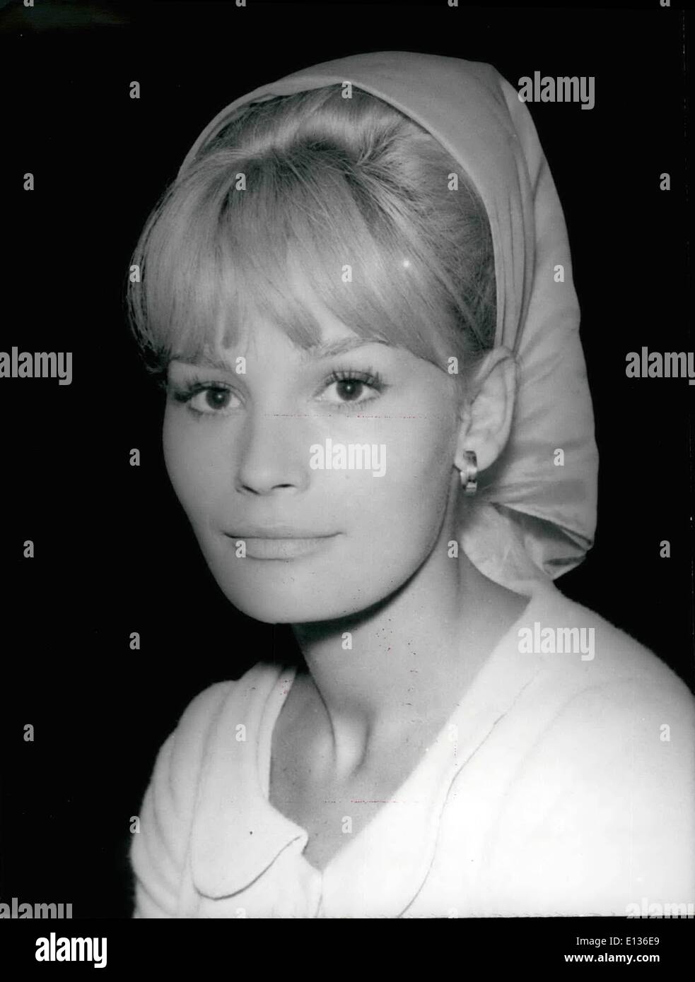 28. Februar 2012 - wird sie sein Rivale, Sylvie Vartan?. Eine komplette Neuling in die Welt des Singens Catherine Franck machen ihr Debüt in dieser Woche in einer großen Paris Music Hall; Diese junge Dame Aktivitäten endet nicht dort aber für sie von dem berühmten Regisseur Vadim bemerkt wurde und sie in Kürze werden machen ihr Leinwanddebüt in dem Film La Ronde. OPS.-: Catherine Frank, eine junge Dame, die schnell auf einen Platz unter den Sternen steigt! Stockfoto