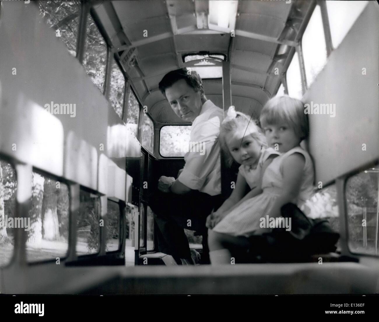 28. Februar 2012 - '' Nächster Halt, verpassen?''. Leslie Lepine-Smith in seinem Obus verlässt das Depot in Great Bookham mit zwei Passagieren: Tochter, Tracy (3) und Jayne (4) Stockfoto