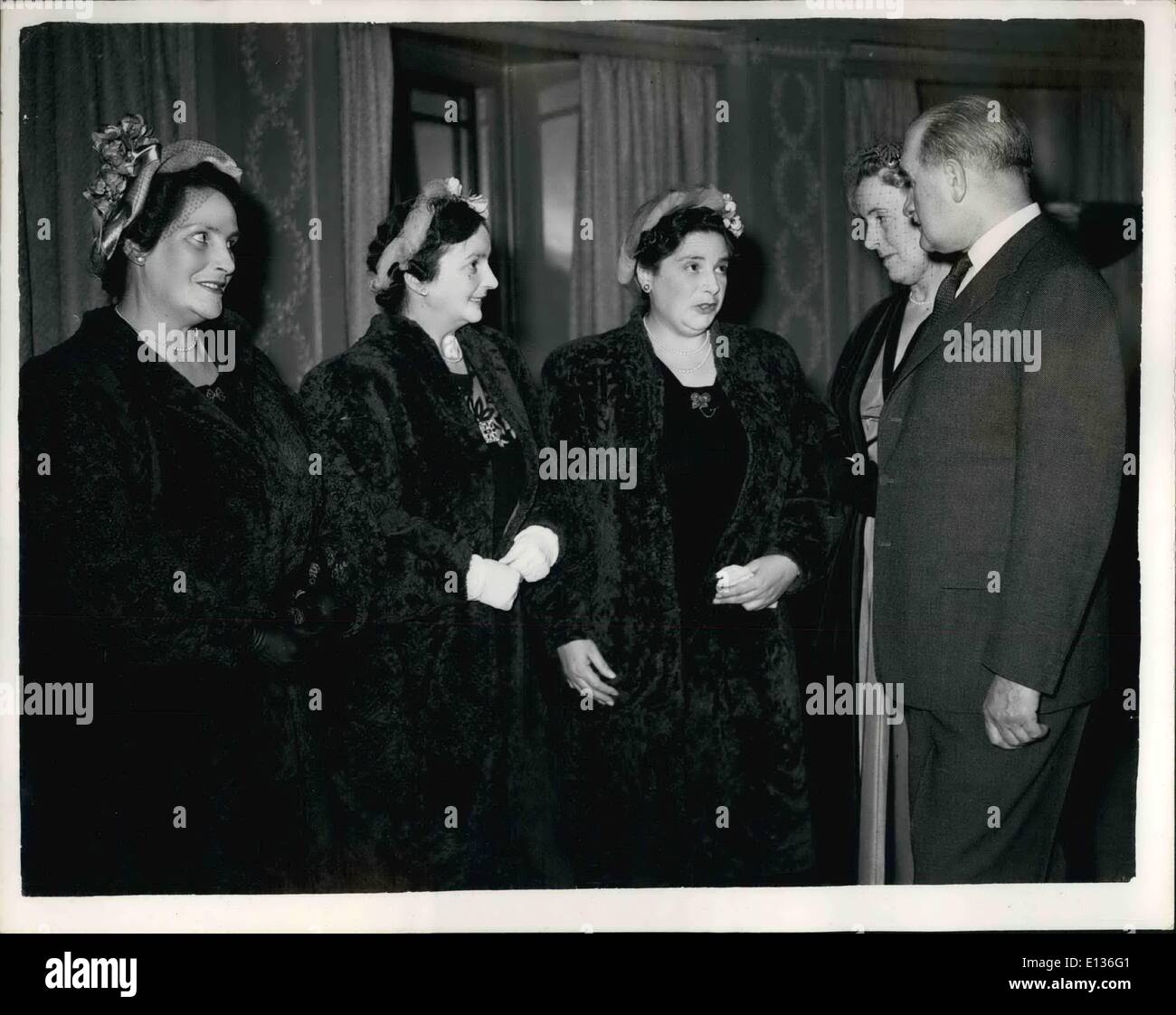 28. Februar 2012 - Empfang für FELDMARSCHALL SIR WILLIAM SLIM Gouverneur GENERAL DESIGANATE OF AUSTRALIA A Empfang fand im Derchester Hotel, Park-Lans, heute Nachmittag für FIELD MARSHAL SIR WILLIAM SLIM Generalgouverneur designierter Australiens und Lady Slim, von der königlichen Empir Reich Gesellschaft... Die Victoria-Liga und der übermäßig gesehen Liga... KEYSTONE-FOTOSHOWS: - Sir William und Lady Slim chatten an der SKINNER-Schwester, die in London letzte Woche so dere eingetroffen, um die Krönung zu besuchen - sie sind L-R EYRTLE VICTORIA OLIVE PETRONELLA und ETHEL GRECORY... Sie kommen aus Osten Malvera Melbourne Stockfoto