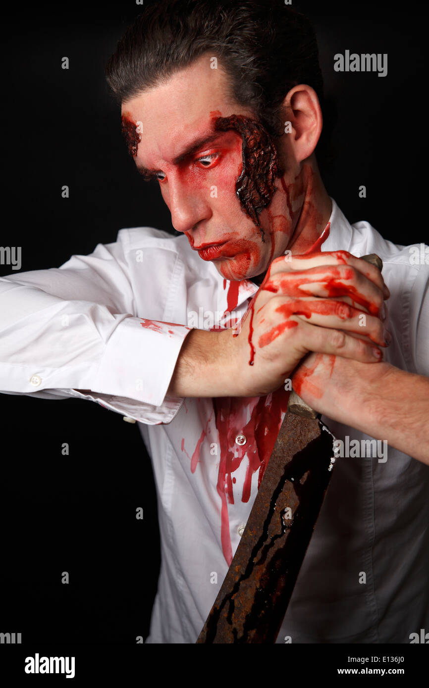 Psychopathen mit blutigen Messer in einem weißen Hemd Stockfoto