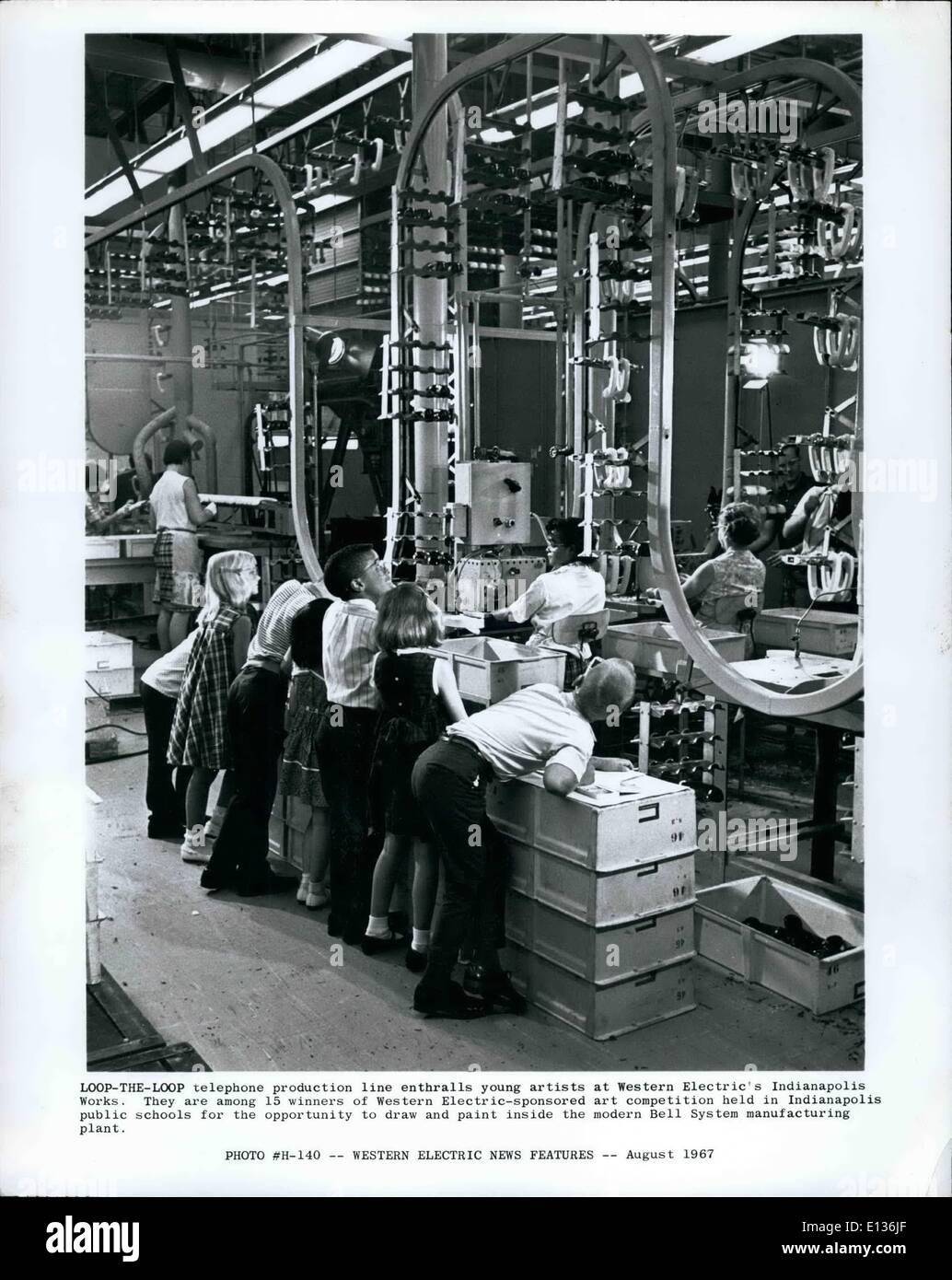 28. Februar 2012 - Loop the Loop. Telefon-Produktionslinie bezaubert junge Künstler bei Western Electric Works in Indianapolis. Sie gehören zu den 15 Gewinnern von Western Electric gesponserten Kunstwettbewerb in Indianapolis öffentliche Schulen für die Möglichkeit, zeichnen und Malen im Inneren des modernen Bell Systems Werk statt. Stockfoto