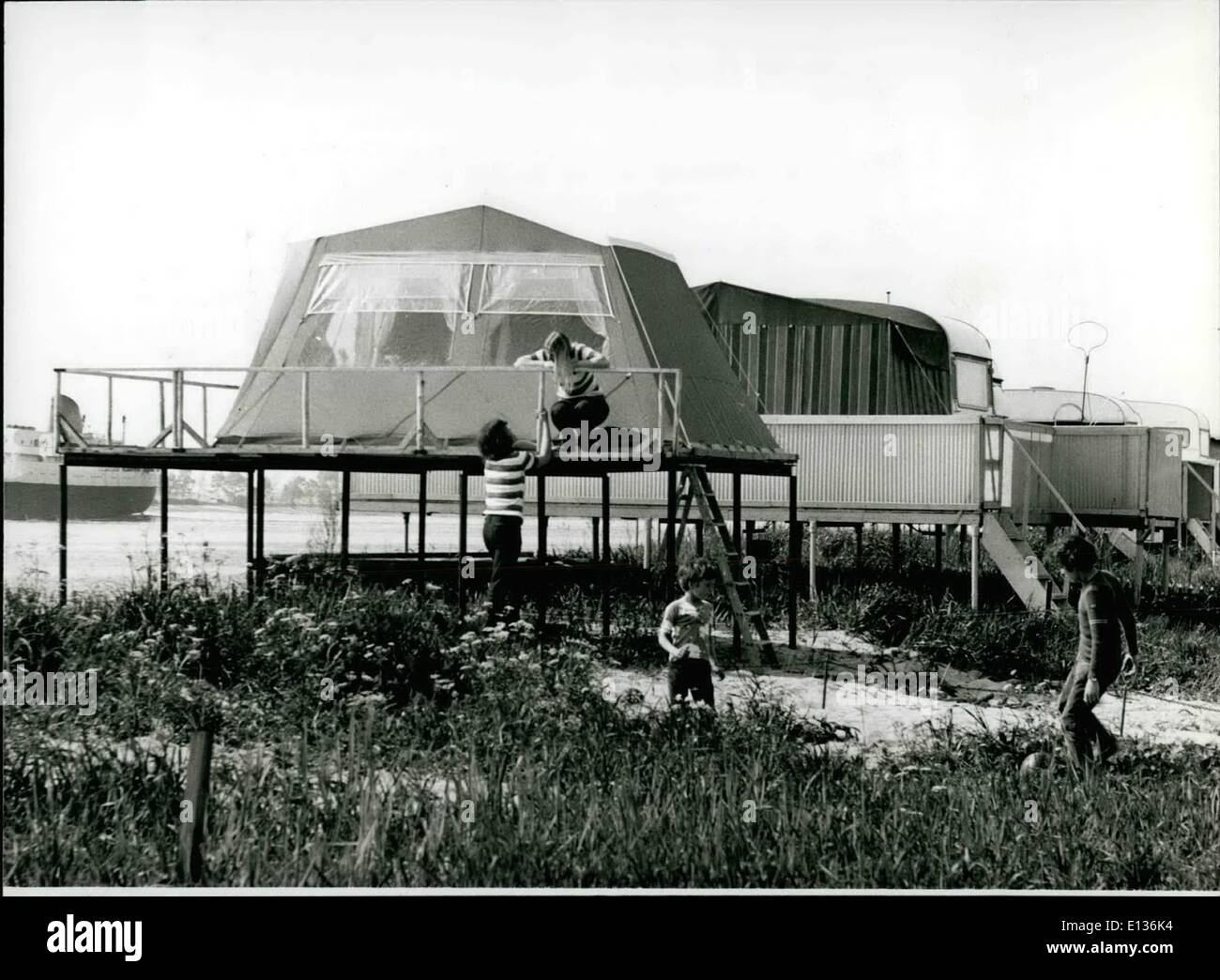 28. Februar 2012 - Autobahn geschützt Campingplatz in BREMERHAVEN-WEST Deutschland Zelte und Wohnwagen im erhöhten Erdgeschoss...... ...sind auf einem Campingplatz in der Nähe von Bremerhaven/West-Deutschland. Der Grund dafür: manchmal den Campingplatz in einer Beleuchtung Geschwindigkeit wenn es passiert ist, dass eine Flutwelle angekündigt wurde geräumt werden muss. Und es ist nicht mehr eines der schönsten Ferien-Abenteuer Schwimmen Weg camping-Utensilien zu fangen. So denken die Besitzer der Campingplatz an der Steinzeit in der Männer in Pileworks lebte. Stockfoto