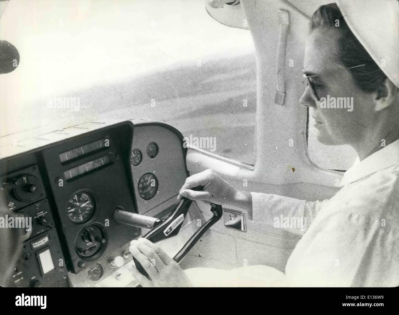 28. Februar 2012 - Schwester Michael Teresa Ryan von der U.S.A/ an den Schalthebeln der Mission der einmotorigen Flugzeug. Stockfoto