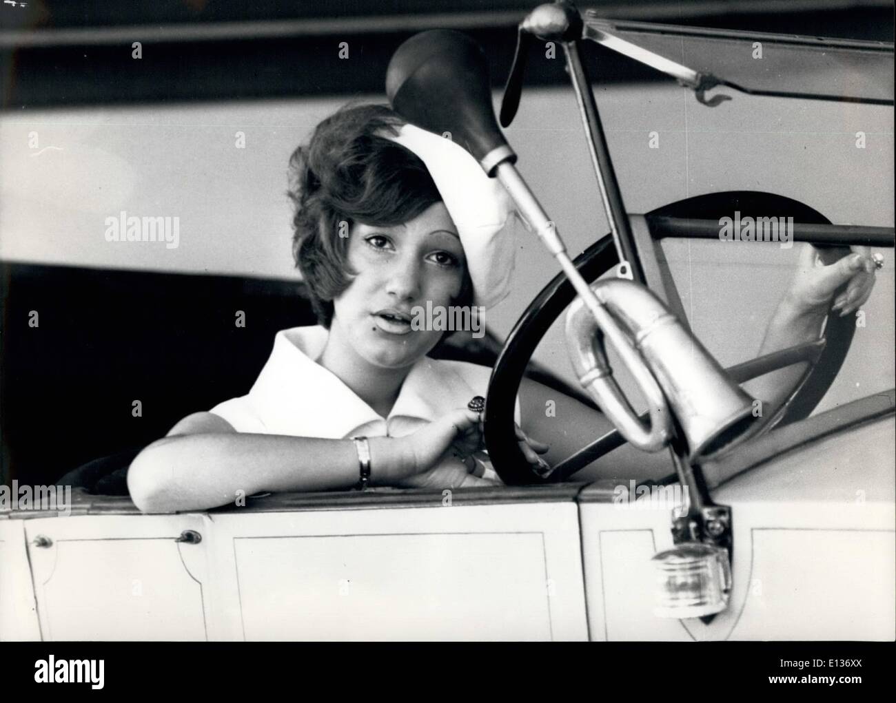 28. Februar 2012 - mag junge Sängerin Maria Luisa Biscardi sehr die 1930 Mode. Vor ihrer Abreise nach Venedig für die Teilnahme an der International Song Contest von Venedig, posiert sie für unseren Fotografen in der Nähe das alte Auto Renault am 1928 gemacht. Stockfoto