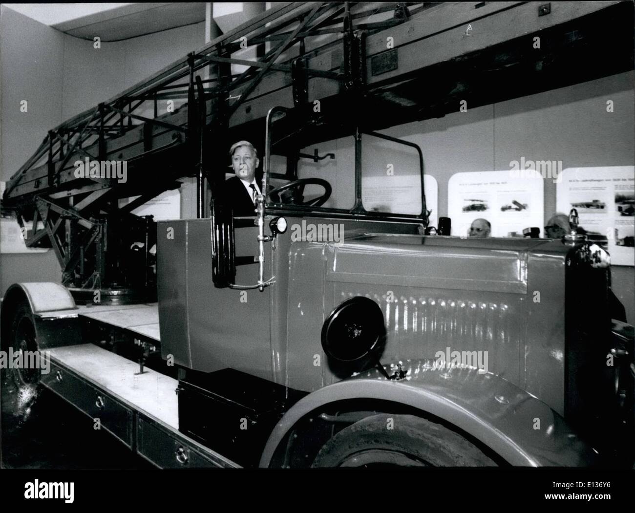 28. Februar 2012 - besuchte BUNDESKANZLER OF WEST-Deutschland HELMUT SCHMIDT die MOTOR-Fahrzeug-Fabrik Mann IN München/WEST-Deutschland, zu ein offizieller Besuch kam, Bundeskanzler Helmut Schmidt letzte Woche auf München/BRD Kfz-Fabrik man Er beteiligte sich bei einem Workshop Treffen von 2000 Mann-Arbeiter. Nach seiner Ansprache beantwortete Helmut Schmidt Fragen des Personals. Während seines Besuchs stattete der Bundeskanzler der Bundesrepublik Deutschland einen Besuch zum Lehrling-Abschnitt des Menschen wo bot ihm ein junger Lehrling mit dem Namen Helmut Schmidt eine Self-made Tool-box Stockfoto