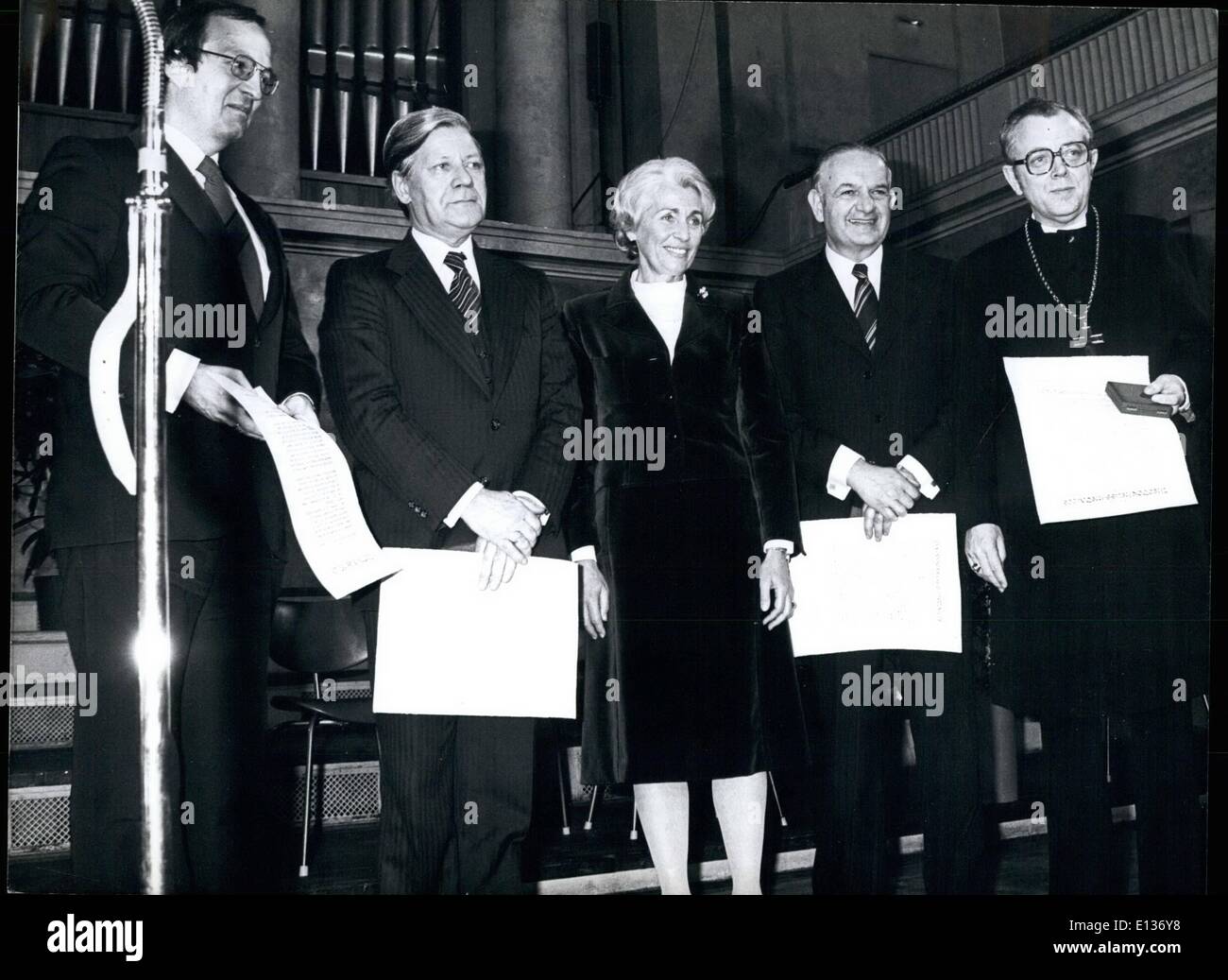 28. Februar 2012 - THEODOR-HEUSS-Preis und Medaille 1978 am Samstag 21., 1978 in München habe der Bundeskanzler Helmut Schmidt den Theodor-Heuss-Preis des Präsidenten des Bundes Republik Walter Scheel. Theodor-Heuss-Medaillen erhielt der Oberbürgermeister von Stuttgatt (BRD), Manfred Rommel, der französischen politischen Experte, Alfred Grosser und der Landesbischof der Evangelisch-Lutherischen Kirche in Bayern, Johannes Hanselmann. Helmut Schmidt erhielt den Preis für seine außergewöhnliche Modell bei der Verteidigung des Rechtsstaats gegen Terroranschläge. Die Theodor-Heuss-Stiftung (Chairman: Frau Stockfoto