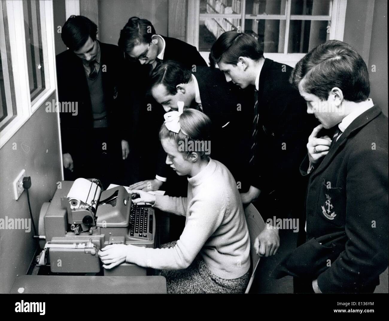28. Februar 2012 - verwendet Margaret Reader, Computer-Operator und Assistentin von w.r. Broderick, er Flexo-Writer Maschine beobachtet von w.r. Broderick und die Oberstufe Jungs an der Royal Liberty Grammar School, die erste in Europa, einen Computer für Bildungszwecke zu installieren. Stockfoto