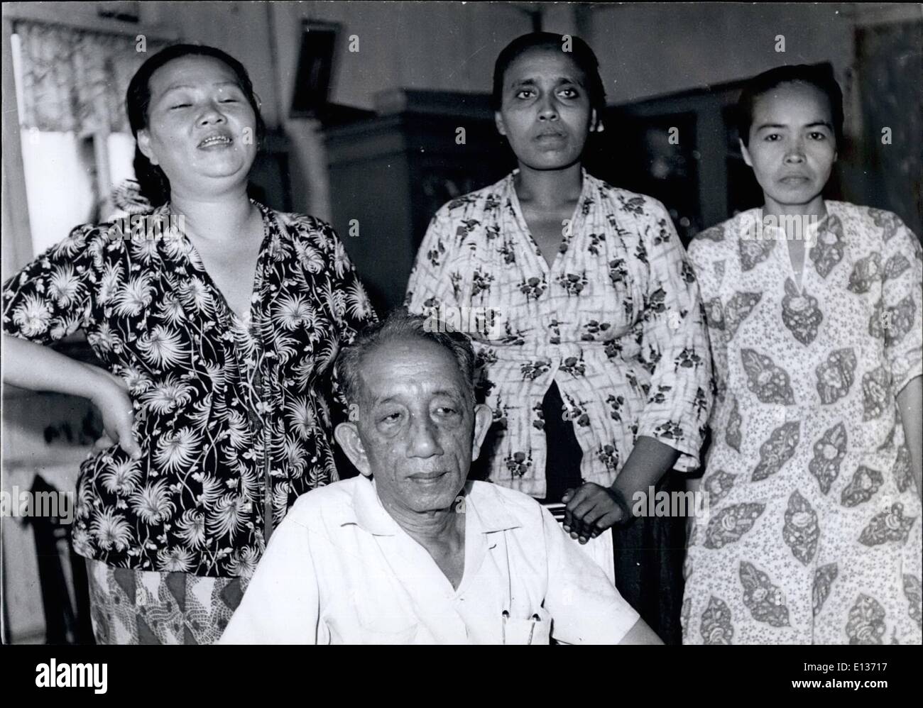 28. Februar 2012 - CASANOVA von Südost-Asien 69 mal verheiratet, wird versuchen noch einmal. "Casanova" mit seiner Gegenwart und Ex-Frauen, fotografiert während eines Besuchs in ihm in seinem Haus in Changhi Road, Singapur. Von links nach rechts - Che Kathijah (seine jetzige Frau), Überlebender der seine 69. Ehe, Zaiten Ex-Frau Nr. 3 und Aminah Ex-63. Frau. Stockfoto