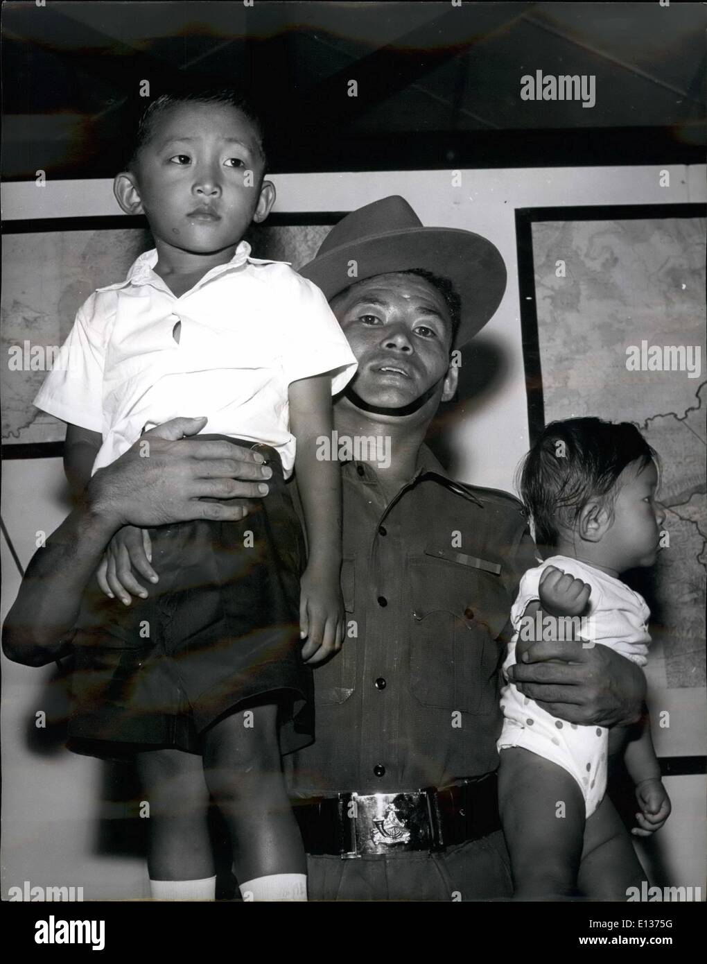 29. Februar 2012 - zeigt Foto Lance Coporal Rambhadahur Limbu abgebildet mit seinen beiden Söhnen gesehen, nachdem der Preis bekannt gegeben wurde. Die Kinder waren zu jung, um die Bedeutung des Preises ihres Vaters zu kennen. Stockfoto