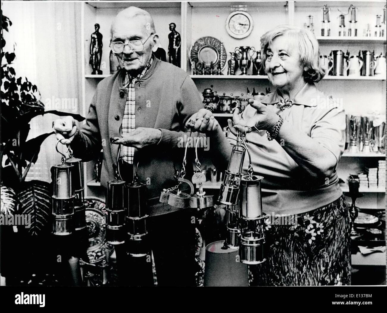 29. Februar 2012 - Willy Schwalbe und seine Sammlung von Grubenlampen '' senden jeder über sein Geschäft '': Willy Schwalbe (Willy Schwalbe) aus Wattenscheid/Westdeutschland, kann, weil dafür er ausgestattet ist. Dieser Mann, 84 Jahre alt, ist Besitzer einer der größten privaten Sammlung von Bergmann (Sicherheit) Lampen in der Bundesrepublik Deutschland. Beginnend von der Kiefer Fackel über den offenen Karbidlampe und andere Speziallampen für Bergleute, die Sicherheit und neue elektrische Stirnlampe-alles befindet sich in seinem '' Museum'' Stockfoto