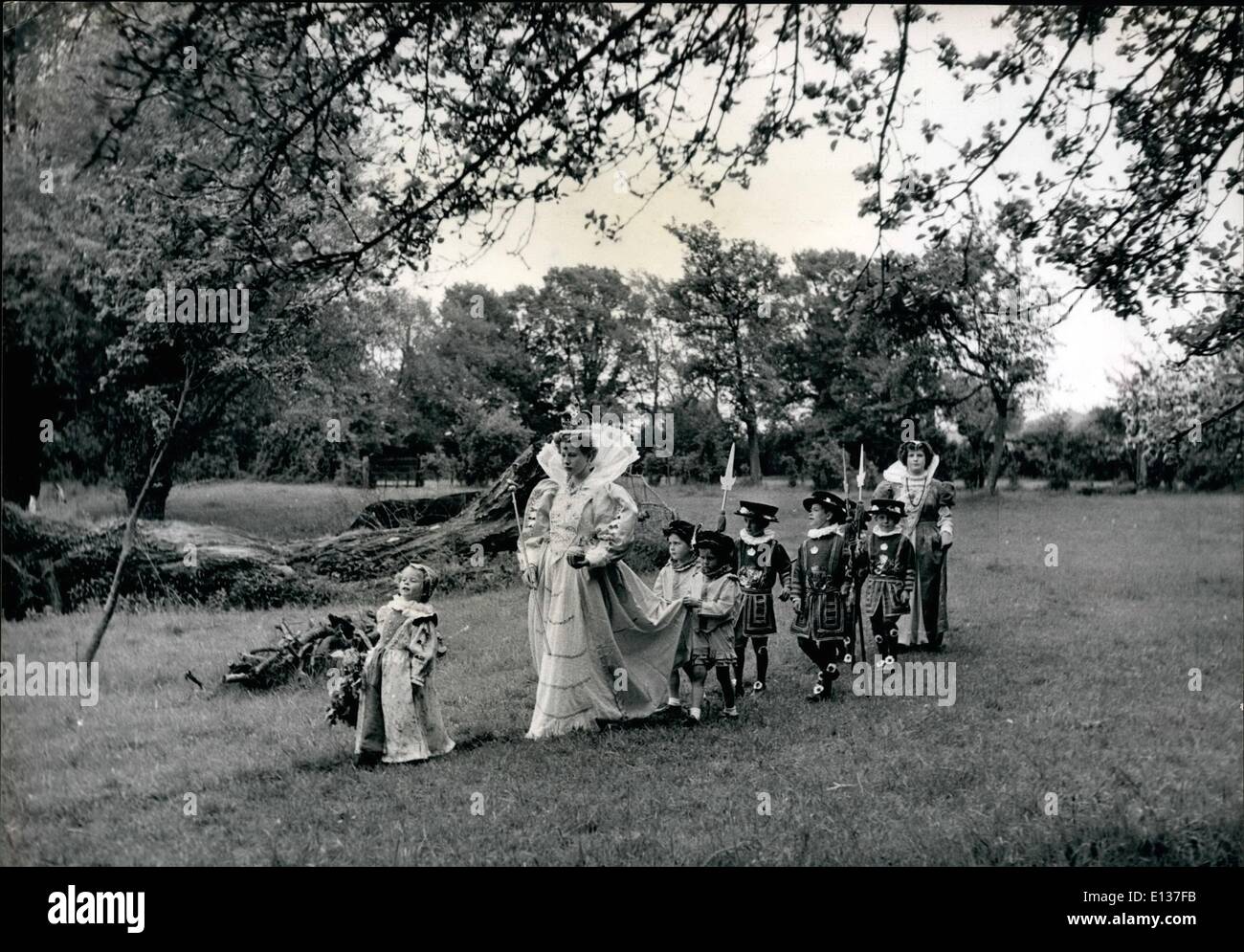 29. Februar 2012 - Madieval England kommen ein Leben wieder als kleine Jean Rogers als Lady In Malerei, Königin Elisabeth i. Ursula Moore mit ihrer Seiten und Yeomen Of The Guard, während der Festspiele Probe bei Meadle Dollar führt. Rinder erhalten A Pre-View des Dorfes Krönung Tableau: Meadle, Böcke, hält eine Krönung Karneval am 6. Juni und einer von den Tableaux einzubeziehende zeigt Königin Elizabeth I mit ihren Damen In warten, Seiten und Yeomen Of The Guard Stockfoto