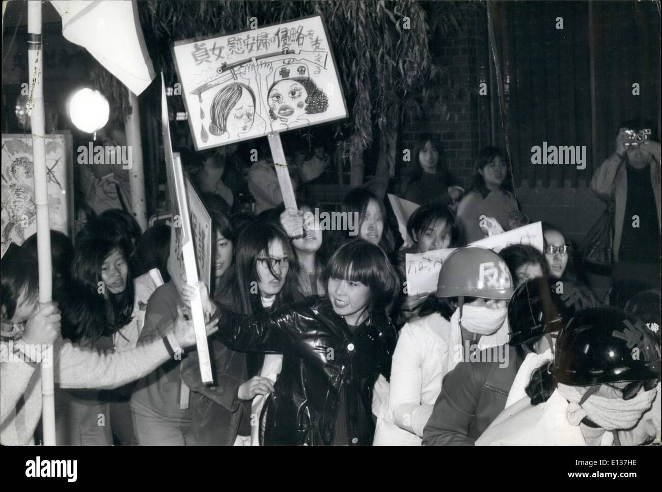 29. Februar 2012 - '' Antikriegs Tag in Tokyo'' eine Inasing Anzahl von jungen Frauen beobachtet der so genannten '' International Anti-Kriegs Stockfoto