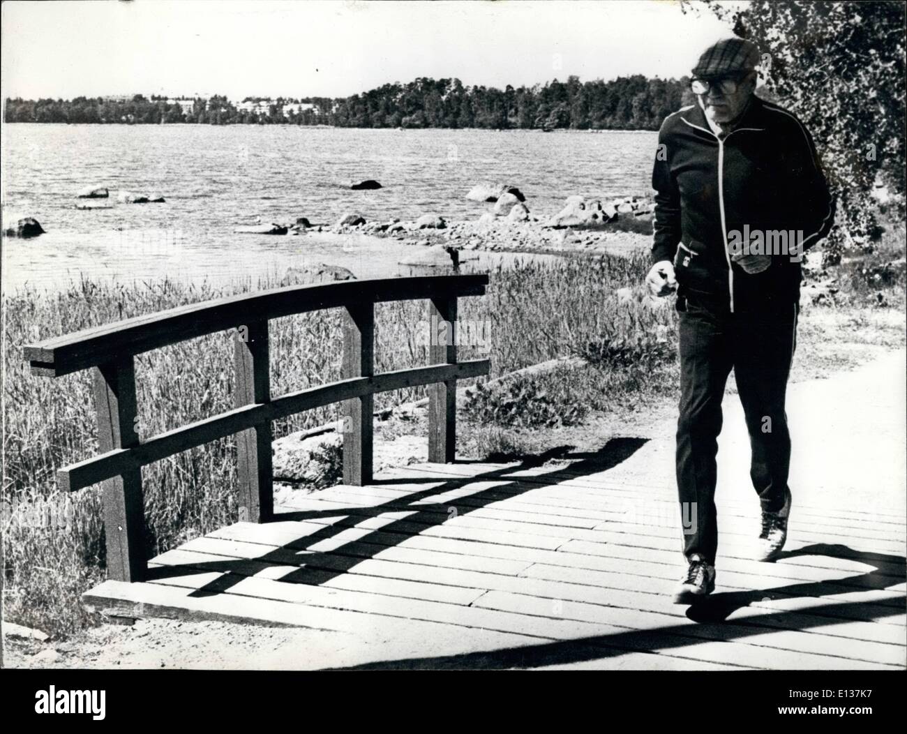 29. Februar 2012 - immer noch stark auf 77 77 Jahre alte Präsident Urho Kekkonen, Finnland, kann jeden Morgen joggen im Wald gesehen werden, eine Viertel von einem nicht englischen Content Stunde Auto fahren aus seinem Palast. Im Winter ski er es. Körperliches Training ist seine Obsession, und im Alter von 77 Jahren hat er das Herz und der Körper von einem 30 Jahre alten. Foto zeigt: Urho Kekkonen auf seine Morgen joggen in der finnischen Landschaft. Stockfoto