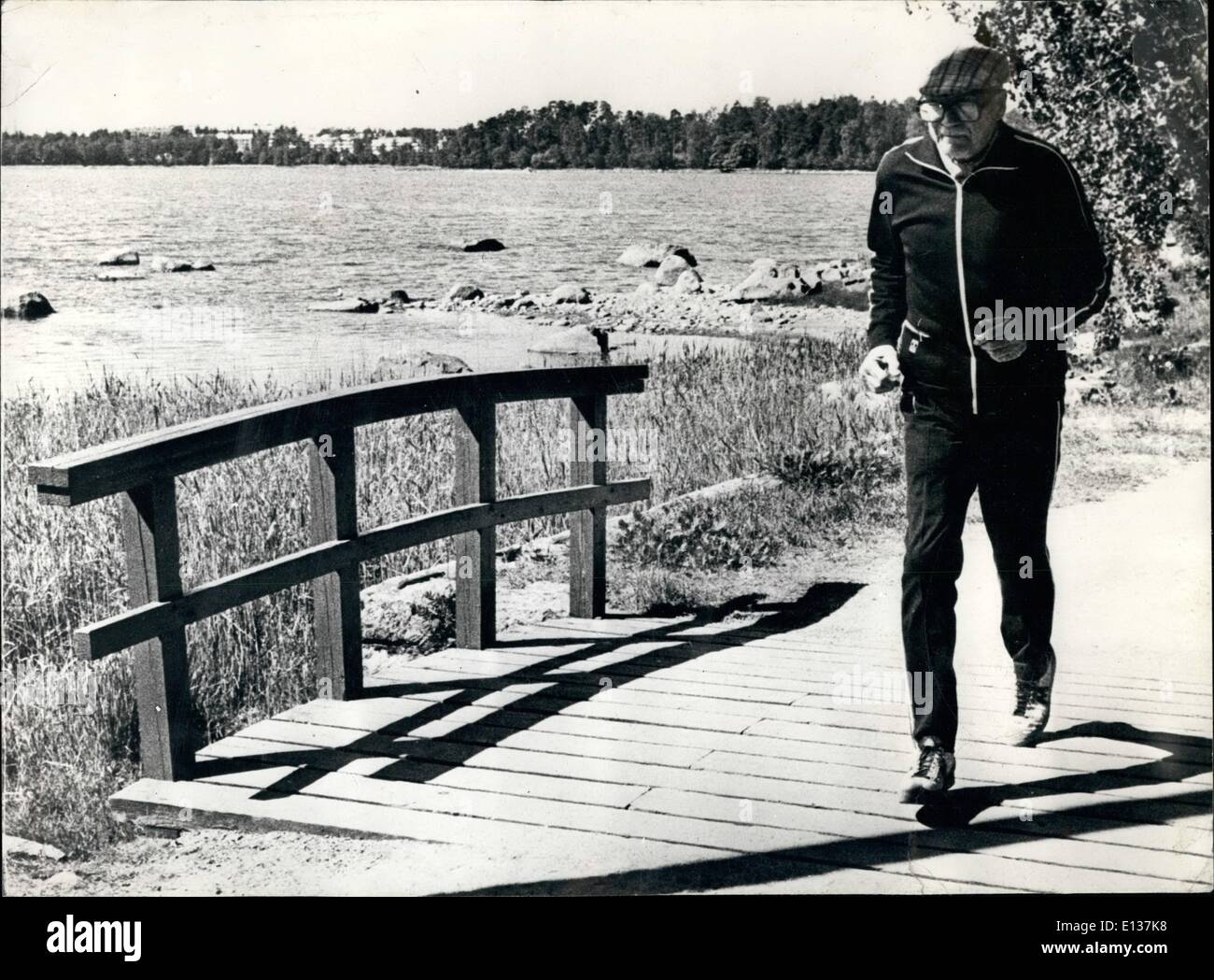 29. Februar 2012 - immer noch stark auf 77 77 Jahre alte Präsident Urho Kekkonen, Finnland, kann jeden Morgen joggen im Wald gesehen werden, eine Viertel von einem nicht englischen Content Stunde Auto fahren aus seinem Palast. Im Winter ski er es. Körperliches Training ist seine Obsession, und im Alter von 77 Jahren hat er das Herz und der Körper von einem 30 Jahre alten. Foto zeigt: Urho Kekkonen auf seine Morgen joggen in der finnischen Landschaft. Stockfoto