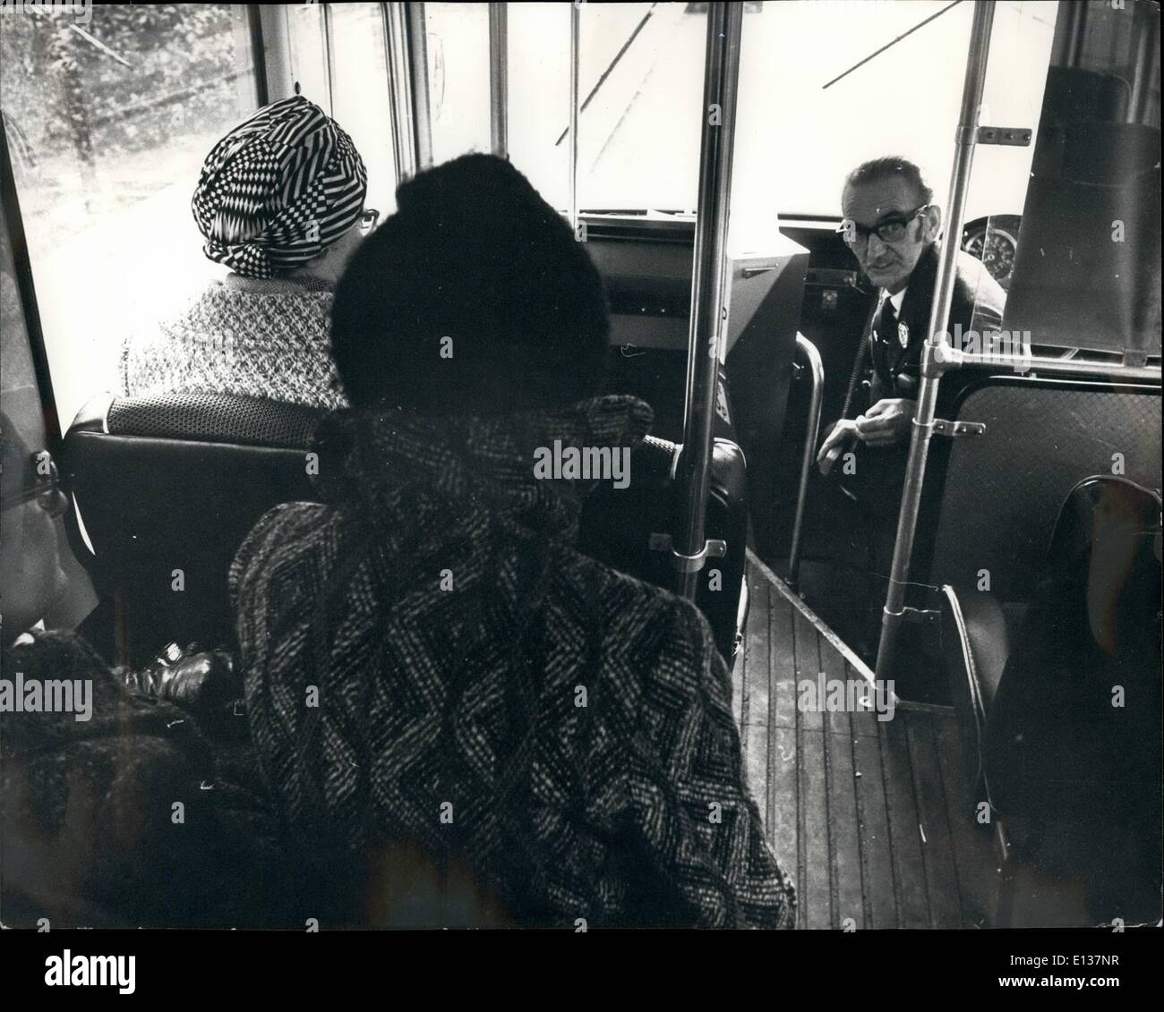 29. Februar 2012 - der Fahrer einen schwierigen Job hat, hat er das Ziel seiner Passagiere zu überprüfen, bevor man einen wilden Umweg Einwahl Passagier die radios der Controller in ihm zu sammeln. Stockfoto