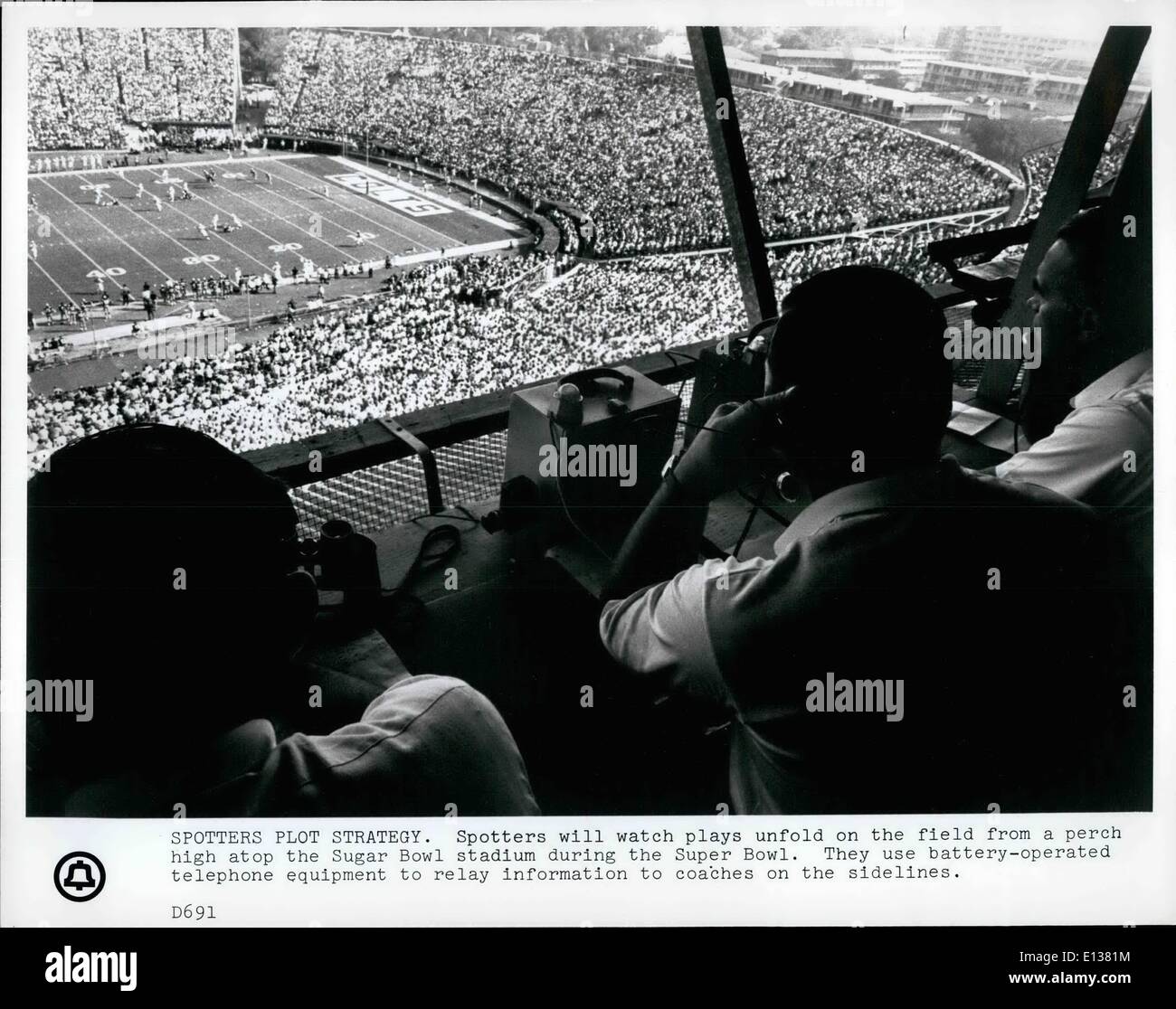 29. Februar 2012 - wacht Spotter spielt auf dem Feld von einem Barsch hoch oben auf den Sugar Bowl Stadium während des Super Bowl zu entfalten. Sie benutzen batteriebetrieben Telefonanlage um Informationen zum Trainer an der Seitenlinie. Stockfoto