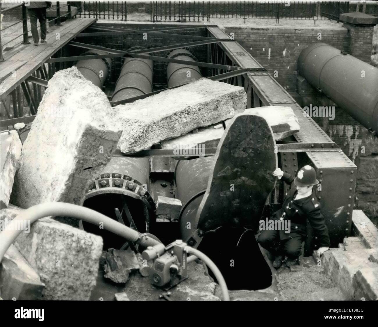 29. Februar 2012 - Stadt Pipelines Blown Up: Polizei begann eine Jagd nach einer Bande von Saboteuren nach zwei riesige Pipelines mit halben Birminghams Wasserversorgung aus dem Elan-Tal, in Wales, am Hagley, Worcestershire heute in einer Zeit-Bombe Explosion erschüttert wurden die umfangreichen Überschwemmungen verursacht und schneiden eine Bahnverbindung. Foto zeigt: Ein Polizist sieht in das klaffende Loch, die heute in der 42-Zoll-Durchmesser Hauptwasserleitungen am Hagley, geblasen wurde. Stockfoto