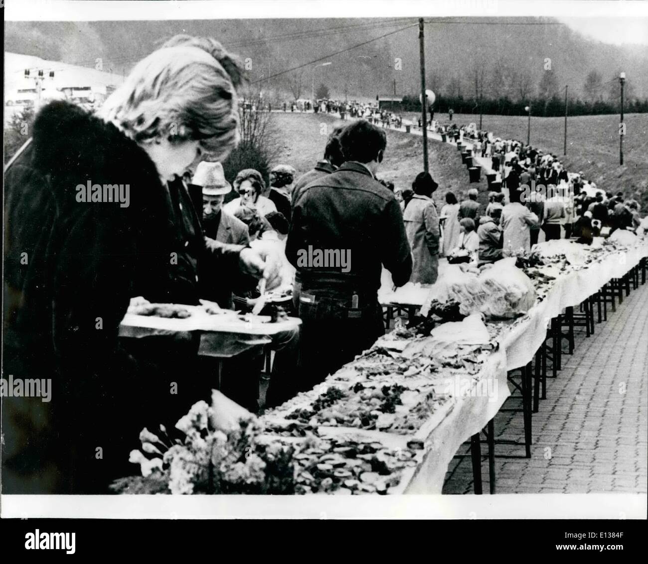 29. Februar 2012 - größte BUFFET IN der Welt mehr als 20.000 Einwohner von MARIENHEIDE, Westdeutschland in die längste Mahlzeit IN der Welt versteckt. DAS KALTE BUFFET WAR 822 METER IN LENGEE BESTEHEND AUS FAST JEDER ZEILE VON LEBENSMITTELN, WELCHE VÖLLIG VERSCHWAND INNERHALB VON DREI STUNDEN. VIELE KÖCHE, DIE DIESES RIESIGEN BUFFET GEBAUT TAT SO SCHLAGEN DIE 720 METER REKORD HELD DURCH DAS ASTORIA HOTEL IN NEW YORK, DAMIT SIE IN DAS GUINNESS-BUCH REKORD AUFGENOMMEN WERDEN. FOTO ZEIGT: EINE ARMEE VON HUNGERNDEN MENSCHEN STECKEN IN DER GRÖßTEN BUFFET IN DER WELT. Stockfoto