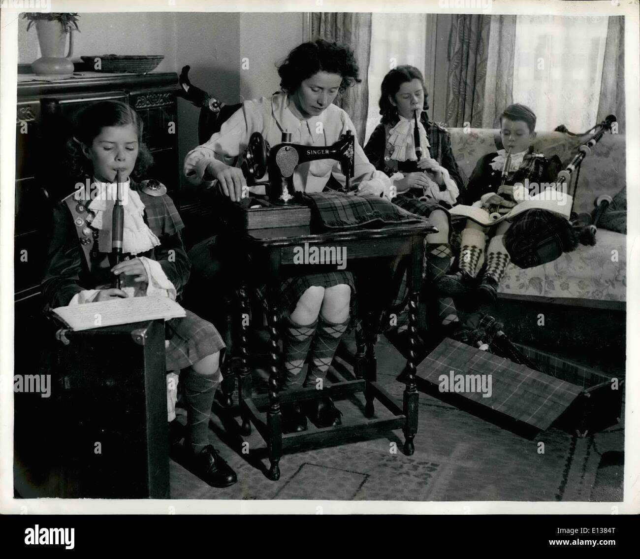 29. Februar 2012 - Girl's Pipe Band in EINEM Londoner Vorort gegründet: Die Skirennkapelle der Pfeifen ist ein mittlerweile familiärer Sound in Plumstead, wo die Londoner Schotten, die die Lochnagar School of Highland Danoing besuchen, jetzt ihre eigene Pipe Band unter ihrer Lehrerin Mrs. Gladys Whittall gründen, die 400 ihres eigenen Geldes für Pfeifen ausgegeben hat. Die Band hat bereits ein erfolgreiches B.B.B.C. Vorsprechen gehabt, spielte bei mehreren Charity-Auftritten etc. Praxis findet in der Tanzschule am Abend statt. Die Mitglieder sind sehr von 7 bis 25 Jahre alt, mit dem 9-jährigen Donald als Maskottchen Stockfoto