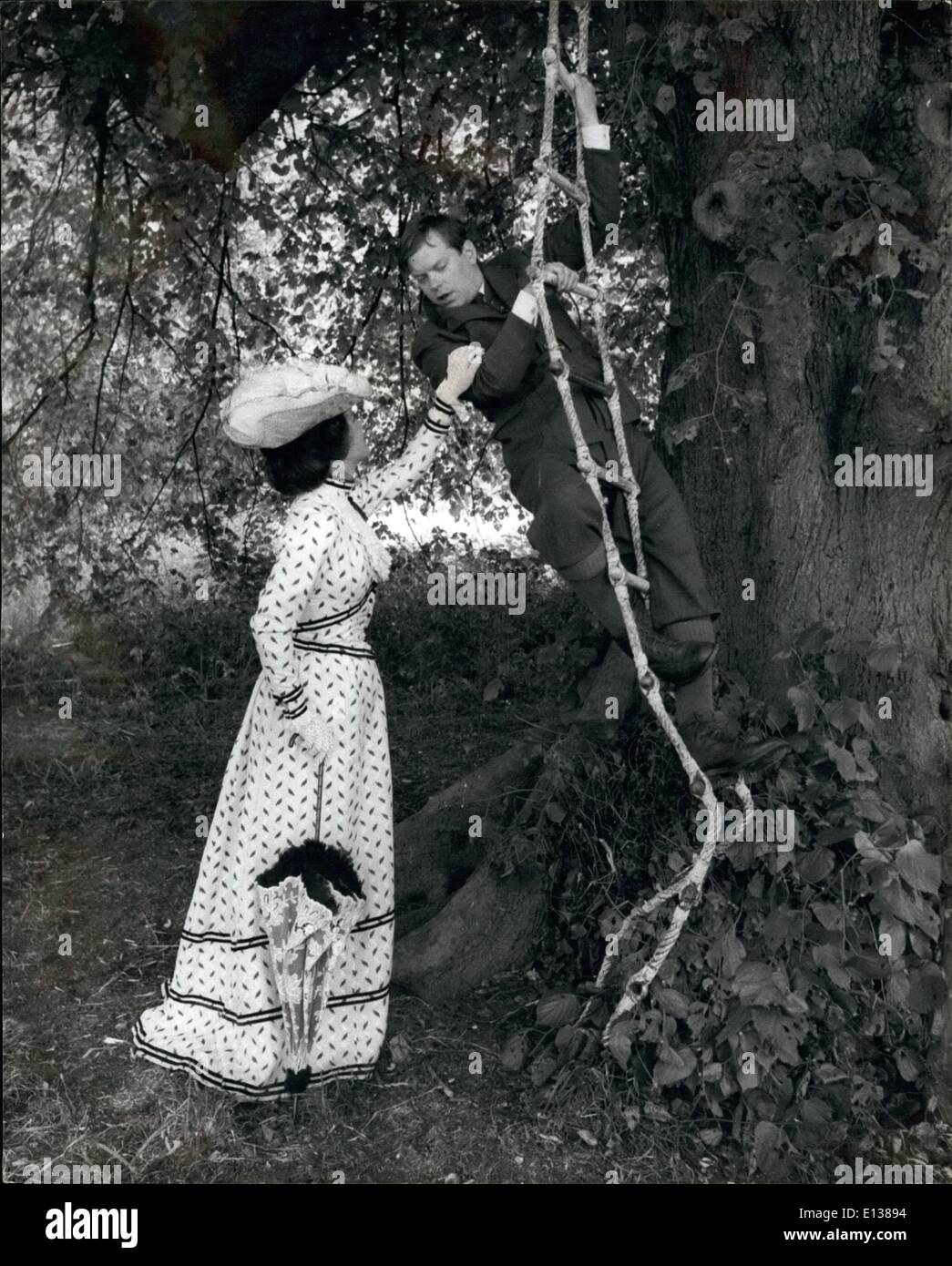 29. Februar 2012 - spielte Lee Remick als Jennie Implores junge Winston von Warren Clarke, nicht die Leiter zu seinem Baumhaus bereitzustellen. Stockfoto