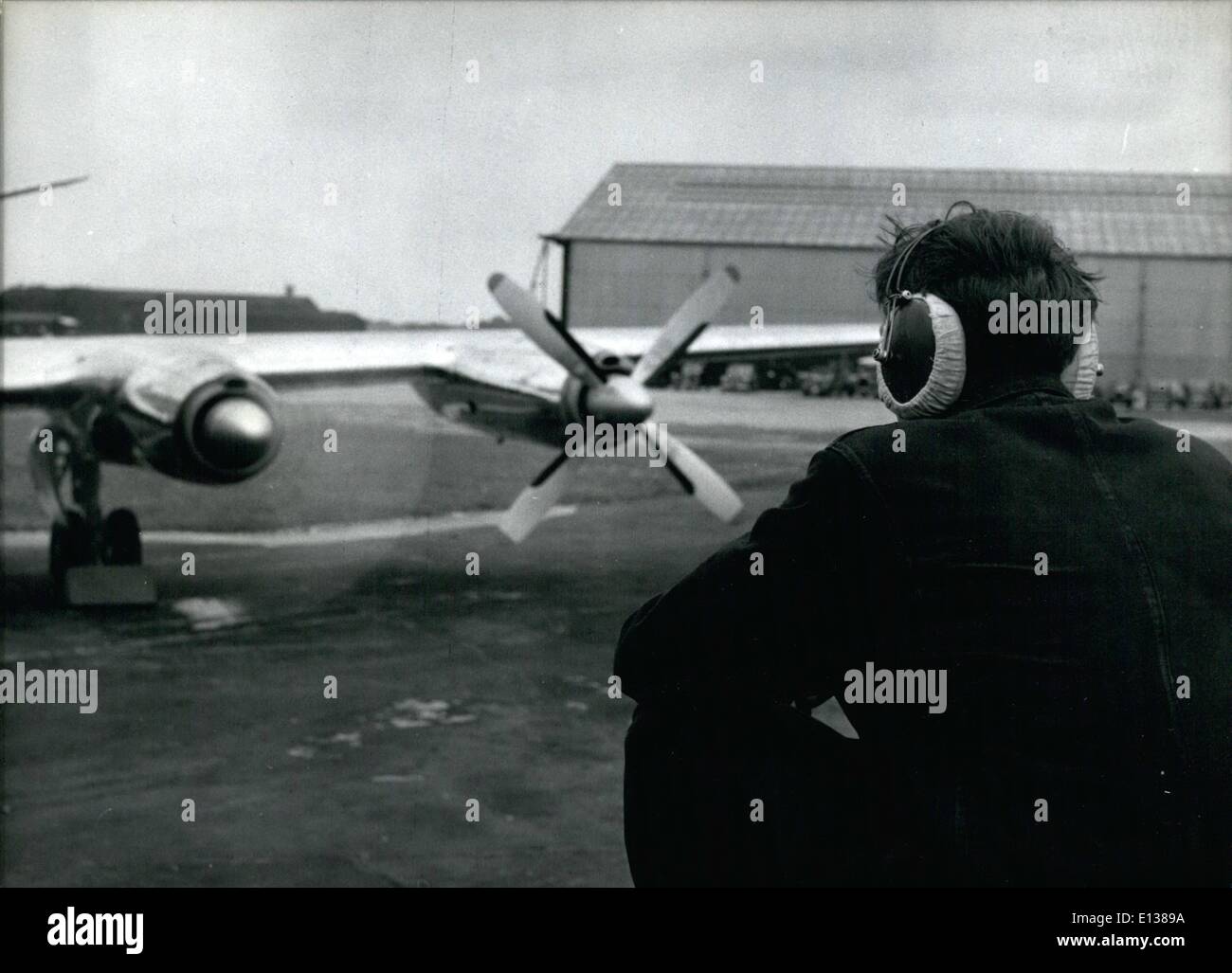 29. Februar 2012 - Herstellung von der Vickers Viscount: Einsatzdauer Ohrenschützer als Schutz gegen den Lärm, der Propeller-Prüfer untersucht die Drehzahl des neuen Viscount wie erfährt er Motorentests auf dem Rollfeld in Hurn, Hampshire. Stockfoto