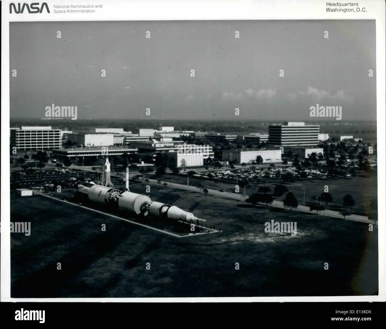 29. Februar 2012 - JOHNSON SPACE CENTER in HOUSTON, TEXAS. JSC Antenne Szene---dieser Nord - östliche Blick Blick auf das Johnson Space Center wurde im Dezember 1982 von einem Fotografen an Bord ein niedrig fliegenden NASA-Flugzeug gefangen genommen. Viele der Einrichtungen im zentralen Bereich des Houston ansässige Center der NASA ist erkennbar. Ein Saturn V starten Fahrzeug und Modelle von einer Mercury-Redstone-Rakete und eine Rakete, Little Joe gelten im Vordergrund. die fensterlose Anlage, zweite von links Mitte des Rahmens, über Gebäude ist die Mission Control centr Stockfoto