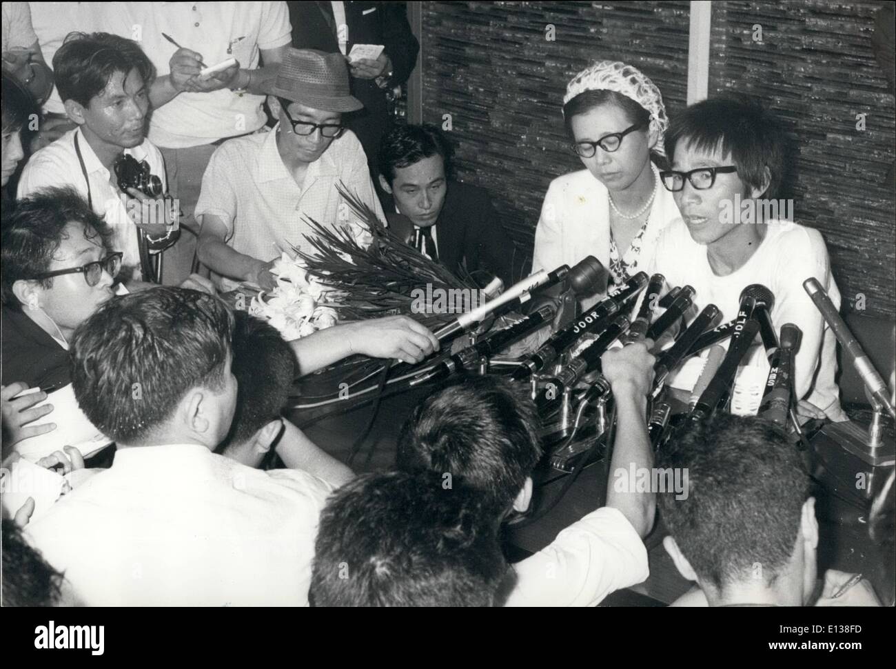 29. Februar 2012 - Japanisch '' Chichester'' rundet Lofe Pazifik Überquerung.: Japans neueste Held. Ikuo Kashima, können nun die Reihen der anderen berühmten Reisenden auch Sir Francis Chichester nach seiner einsamen Durchquerung des Pazifiks in seinem 5,8 - Meter langen Segelboot '' Koraasa ich '' die nahm ihn 101 Tage für 10,000 Kilometer Reise Form Long Beach, Kalifornien Vereinigte Staaten von Amerika nach Yokohama Stockfoto