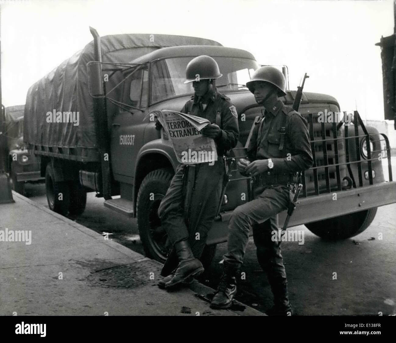 29. Februar 2012 - Soldaten und Polizisten Abdichtung Tlatelolco Fläche von Mexiko-Stadt.; Nachdem am Mittwoch Student in Mexiko-Stadt Unruhen, haben Soldaten und Polizisten Tlatelolco Teil der Stadt abgeriegelt wurde die wichtigsten Krisenherd. Foto zeigt zwei mexikanischen Soldaten nach einer langen Nacht des Zolls in der unruhigen Stadt entspannen. Stockfoto