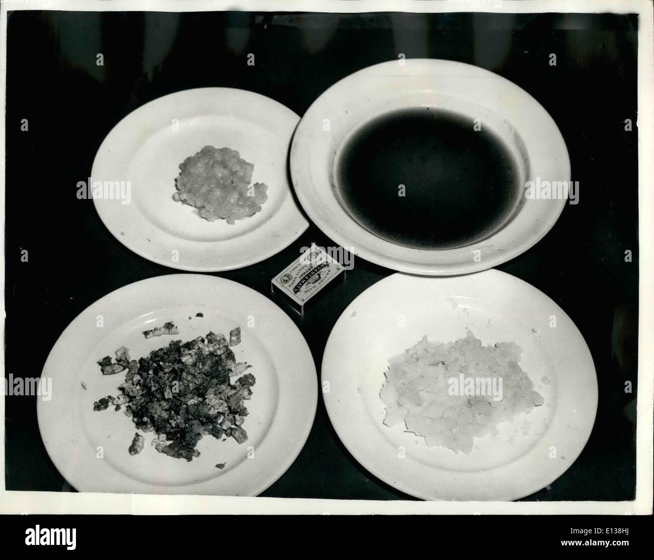 29. Februar 2012 - eine Mahlzeit in einer Streichholzschachtel durch Wissenschaftler der Regierung gemacht: synthetische Nahrungsmittel, wie lecker und mehr nahrhaft als die reale Sache, aber dennoch so kompakt, dass ein drei-Gänge-Menü in einer Streichholzschachtel geht erzielt worden im oberen Aecracy durch Wissenschaftler der Regierung. Die Forschungsarbeit wurde auf das Ministerium für Landwirtschaft Lebensmittel Forschungsstation am Terry, Aberdeen, unter der Leitung von Dr. J.M. May getan. Er und seine Wissenschaftler wurden durch chemische Großindustrie Gruppen gesichert. und ihre Erfindung entwickelt wurde, auf Antrag des Ministeriums für Verteidigung Stockfoto