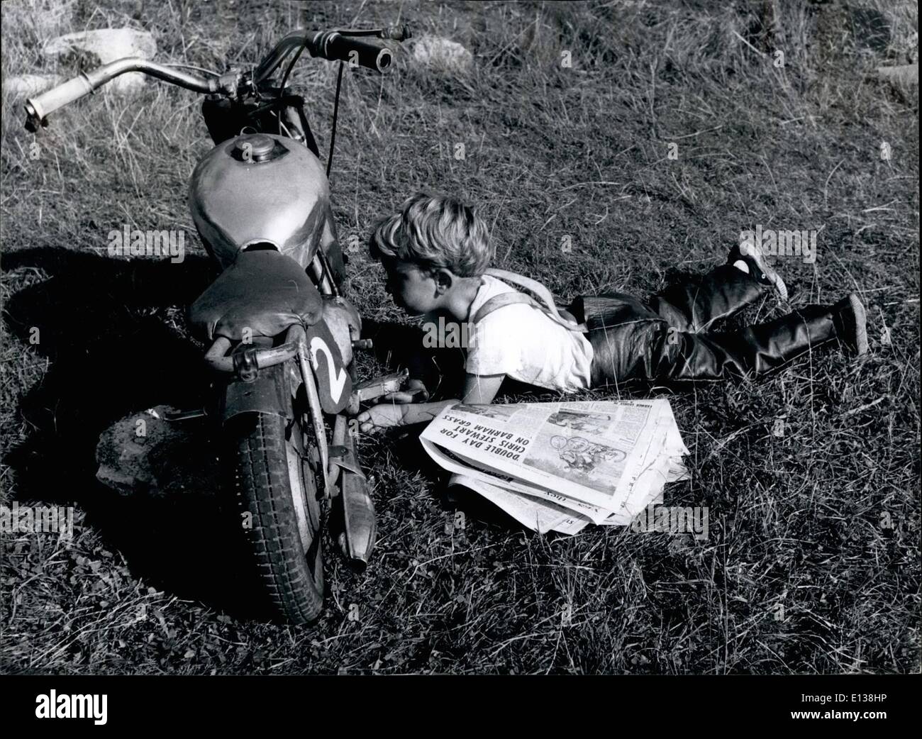 29. Februar 2012 - er ist nur vier - aber er weiß schon eine ganze Menge über Bikes-bekommt genned bis auf den motor Papieren. Beachten Sie die Miniatur-Lederhosen. Stockfoto